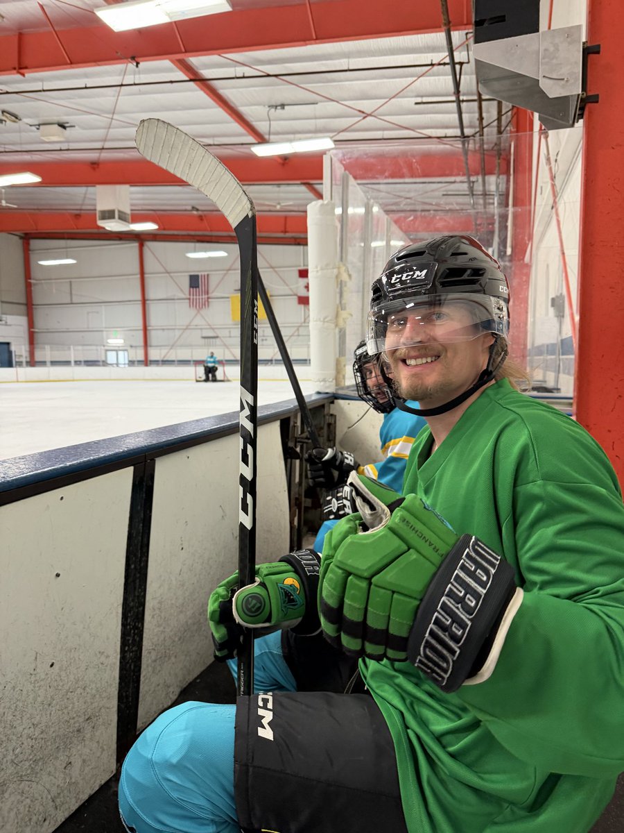oaktownseals's tweet photo. a visit from our sponsor! hot sauce magnate, Charlie, founder and CEO of @greenbellyfoods joined us on the ice for our 8-4 win over the Golden Bears and personally awarded our keeper Sean the coveted #saucyplayoftheday 

#oaklandseals
brought to you by @GreenBellyFoods https://t.co/YG5iLFxE7f