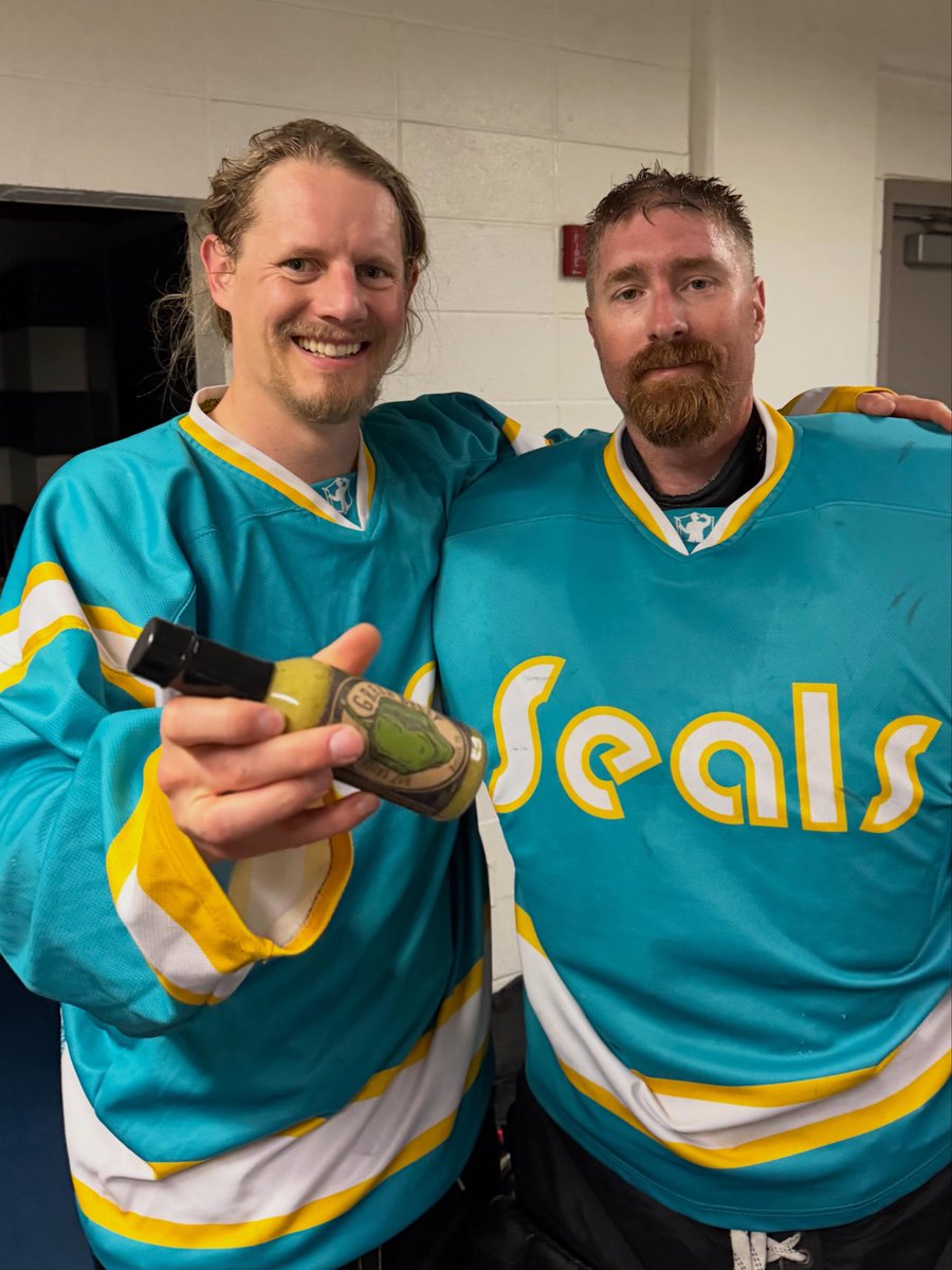 oaktownseals's tweet photo. a visit from our sponsor! hot sauce magnate, Charlie, founder and CEO of @greenbellyfoods joined us on the ice for our 8-4 win over the Golden Bears and personally awarded our keeper Sean the coveted #saucyplayoftheday 

#oaklandseals
brought to you by @GreenBellyFoods https://t.co/YG5iLFxE7f
