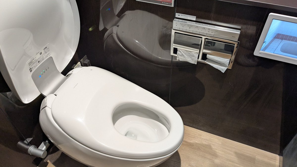 009mamiken's tweet photo. コーナンのトイレ入ったら高級そうな便座で一瞬怯んだ🤣 https://t.co/8WKbbTOLWi
