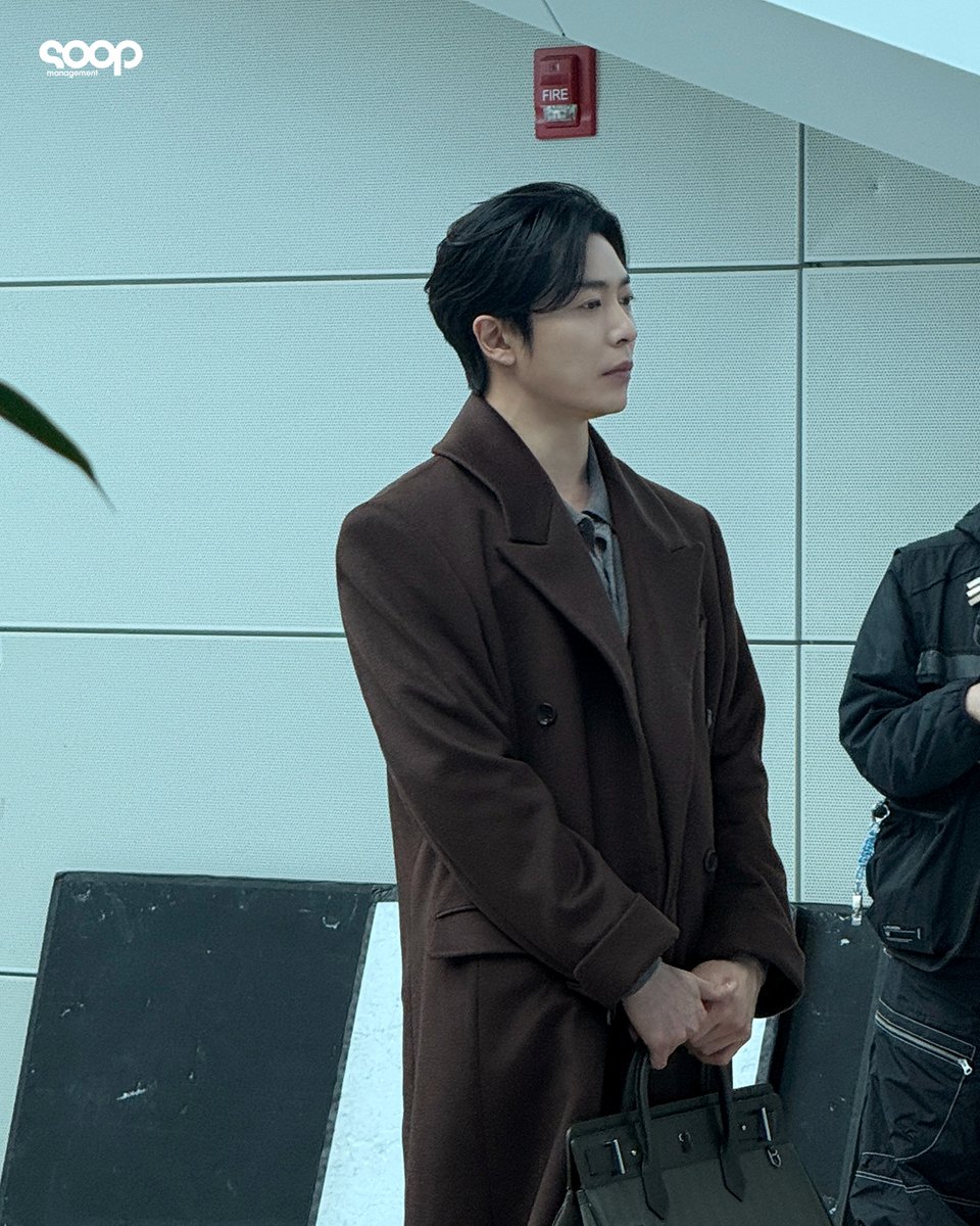 soop_ent's tweet photo. [숲라인드/해무 그룹] 오늘자 전재열 부회장 목격담 (3)
공항 왔다가 전재열 부회장.. 아니, 전 부회장님 봄
근데 오늘이 마지막일것 같은 이 슬픈 예감은 뭐지... 🥹

#전재열 #목격담 https://t.co/PGHoVlcVKT