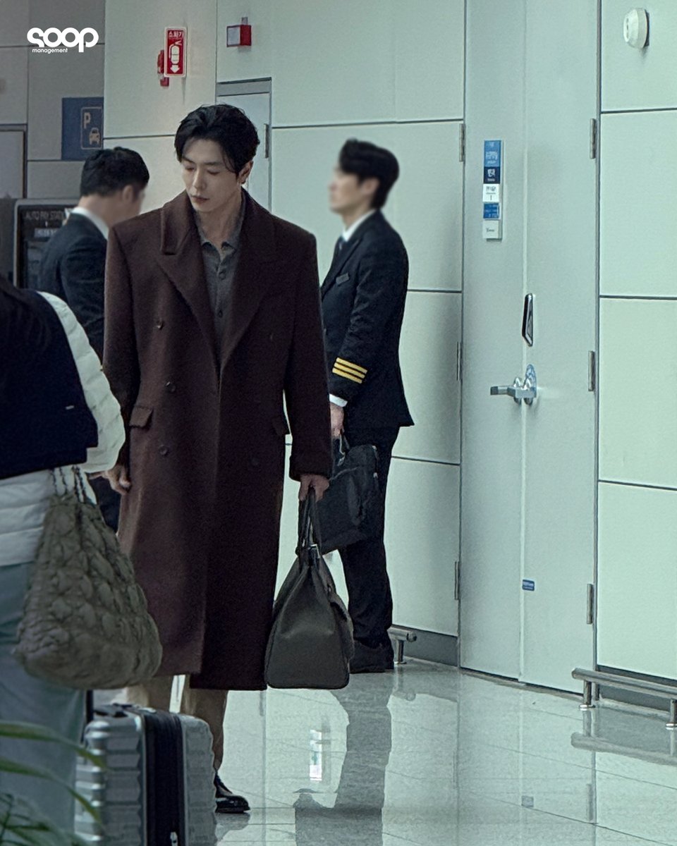 soop_ent's tweet photo. [숲라인드/해무 그룹] 오늘자 전재열 부회장 목격담 (3)
공항 왔다가 전재열 부회장.. 아니, 전 부회장님 봄
근데 오늘이 마지막일것 같은 이 슬픈 예감은 뭐지... 🥹

#전재열 #목격담 https://t.co/PGHoVlcVKT