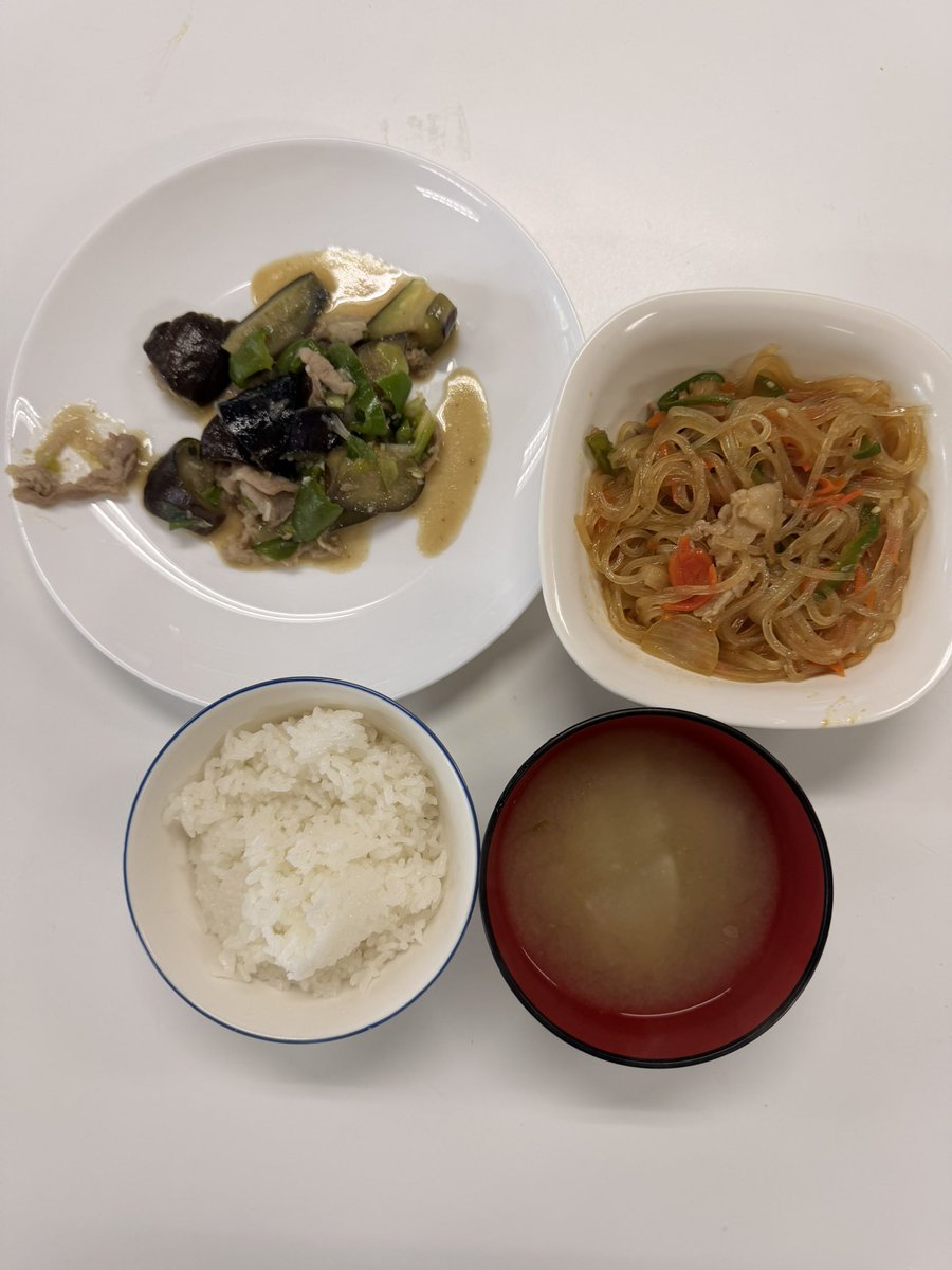 addict_jun55's tweet photo. 今日はさも快晴なんですが、台風がやってくるんですよね💦
皆さん安全な場所で過ごしましょうね☺️🙏

 #今日一日 
 #ナスとピーマンの炒め物 
 #春雨炒め 
 #台風 https://t.co/YnFVErlTgb