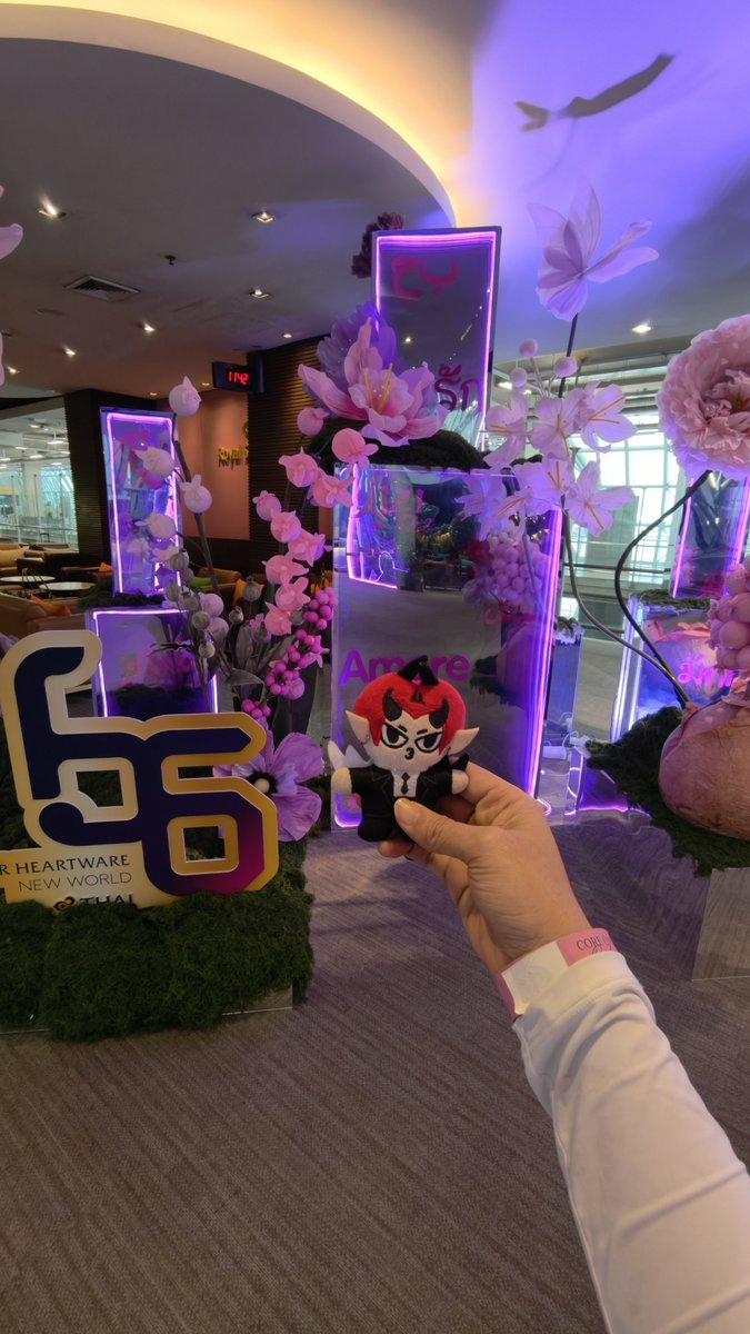 Golden7PP_'s tweet photo. At the airport so tired 😆 https://t.co/3R1UyZGjOC