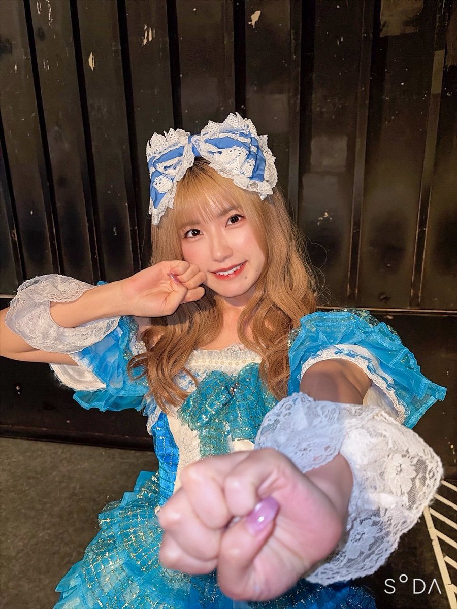 TuchinokoMM's tweet photo. メンカラ衣装にデカリボンを付けただけなのに、ここまでかわいくなるもんですか！？😍😍
ウェーブヘアなのもぴったりお似合いだね😍😍

仙台公演までこれを見ながら頑張って生きていきます！

いや、まじほんとかわいい🎀
推しメン万歳＼(^-^)／

#佐野瑞季 https://t.co/L6bbwFWWJG