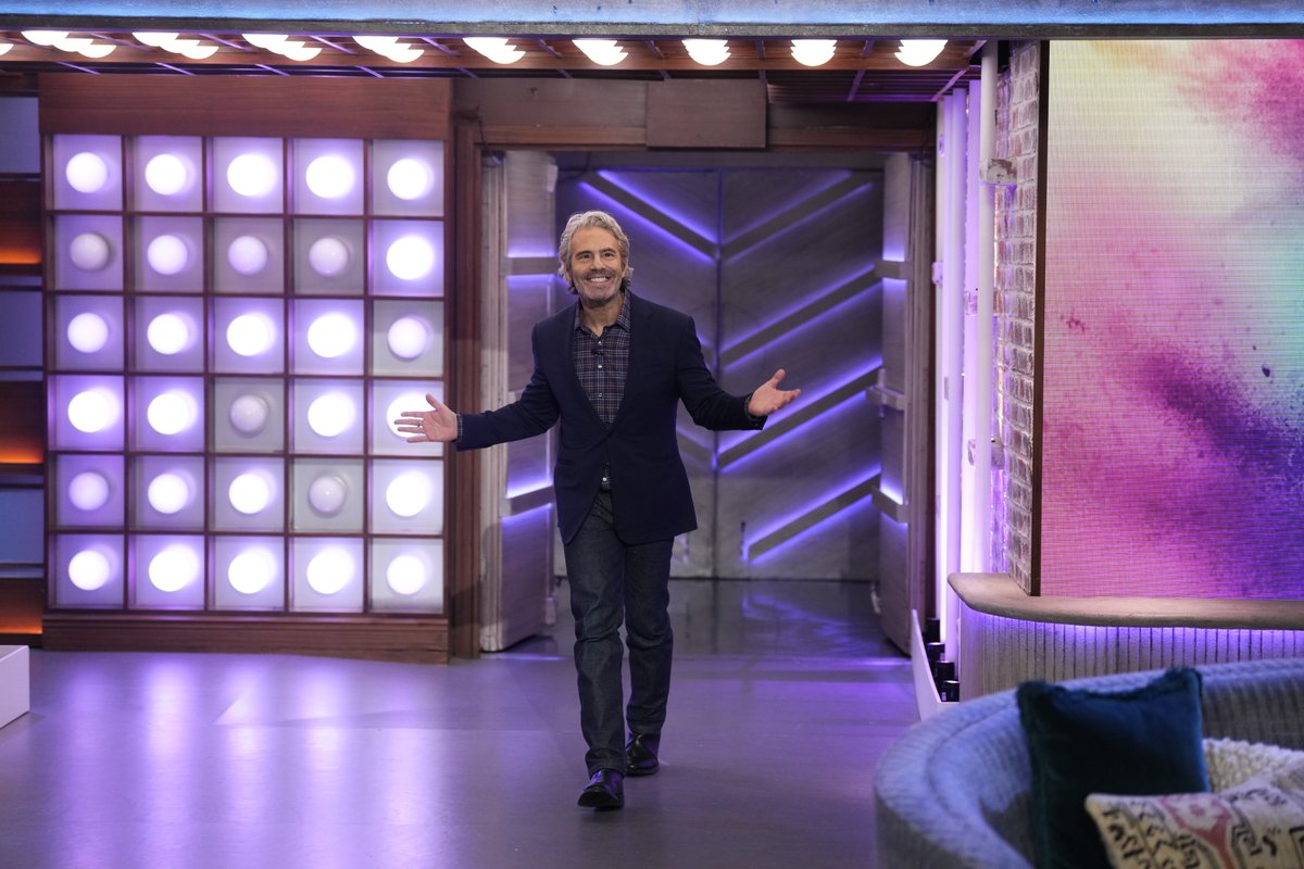 KellyClarksonTV's tweet photo. Andy Cohen is in the house today with The Property Brothers and Jessie Ware! PLUS a performance from Henry Lau! https://t.co/NRZf1U2qig