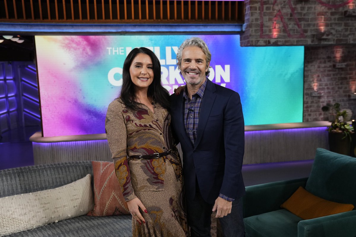 KellyClarksonTV's tweet photo. Andy Cohen is in the house today with The Property Brothers and Jessie Ware! PLUS a performance from Henry Lau! https://t.co/NRZf1U2qig