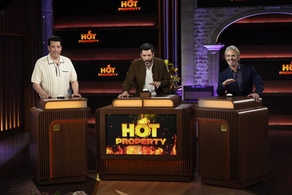 KellyClarksonTV's tweet photo. Andy Cohen is in the house today with The Property Brothers and Jessie Ware! PLUS a performance from Henry Lau! https://t.co/NRZf1U2qig