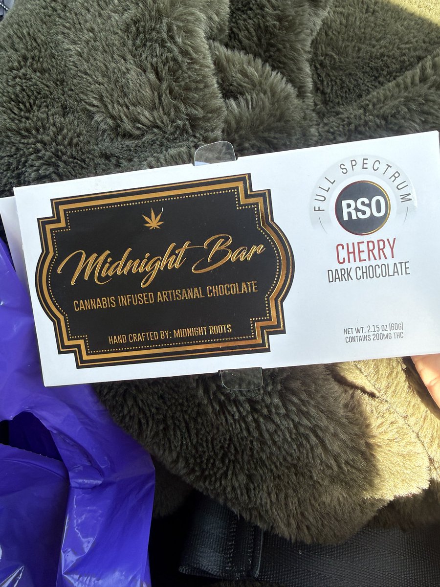 riyeauri's tweet photo. consuming this 200 mg dark chocolate bar rn along with a new blend of kratom i took a few mins ago, watching legally blonde under a heated blankie now 🍃🥰 #drugtwt #chronicpain https://t.co/Bo4bBvWMIo
