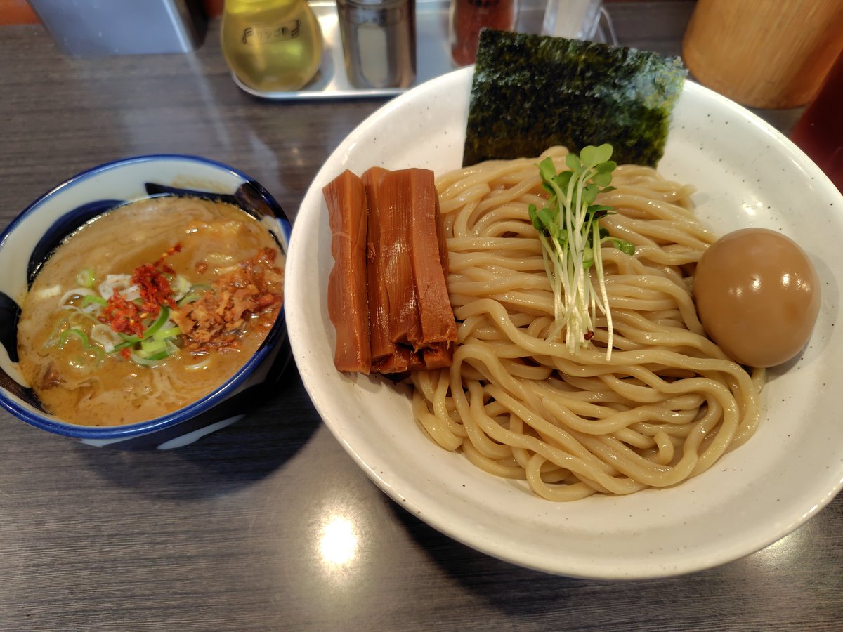 lifeisonetime's tweet photo. ラーメンつけ麺奔放さんにて、限定のカレー魚介つけ麺（中盛り）味玉メンマ増し。

カレーの中にしっかりと魚介が感じられてめちゃ美味しかったヽ(´ー｀)ノ
いつもありがとうございます♪

ごちそうさまでした。 https://t.co/TpYVXmSQcA