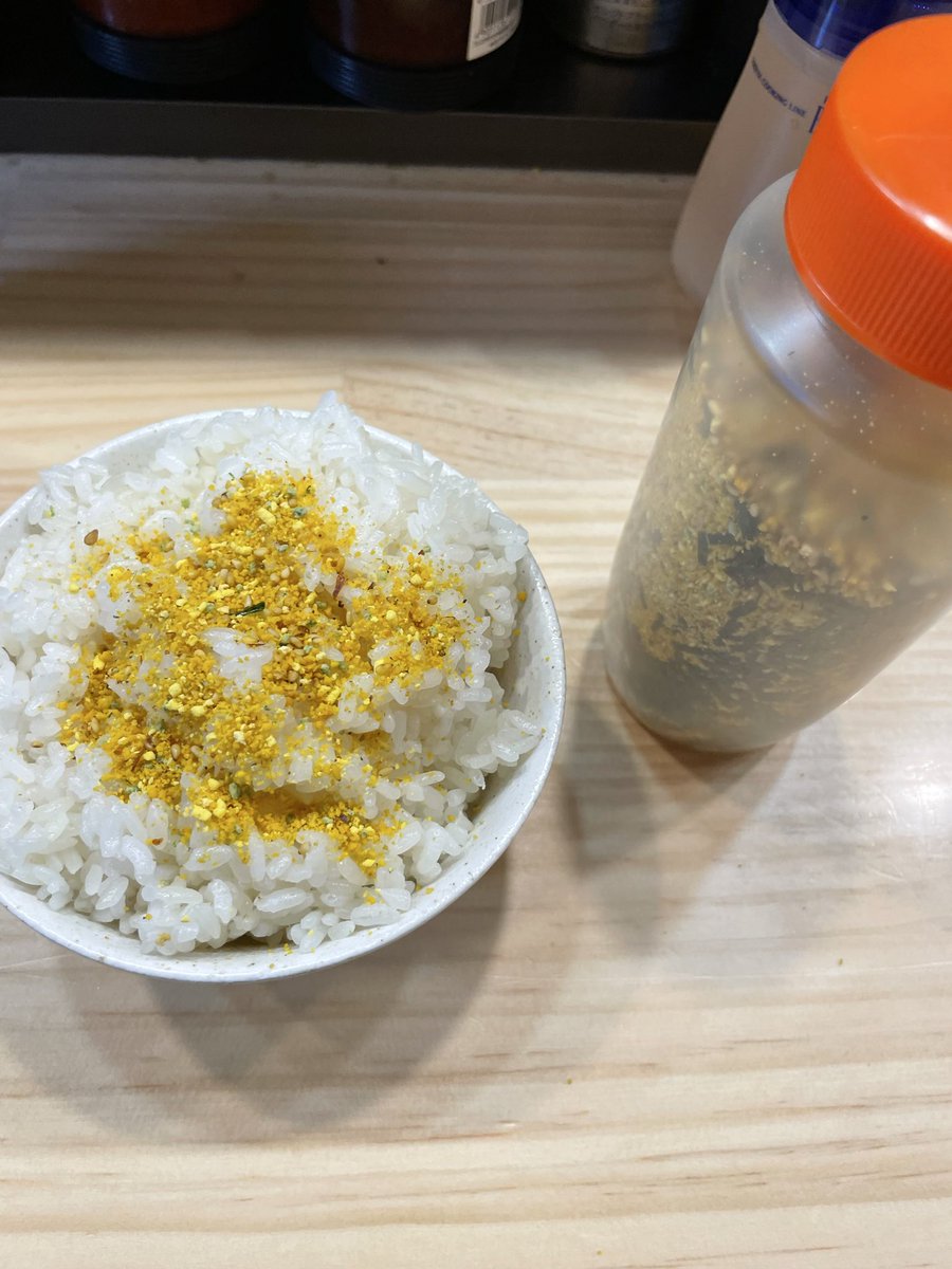 g_hatachan's tweet photo. 立川に最近できた野中屋！

ラーメンもうまいし、ご飯おかわりにさらにあの昔よくあったふりかけもふり放題はたまらんなぁ！！

だいぶおすすめ🍜

いまからろーいなちゃんとゲーム配信🎮 https://t.co/6MENkF2a3V