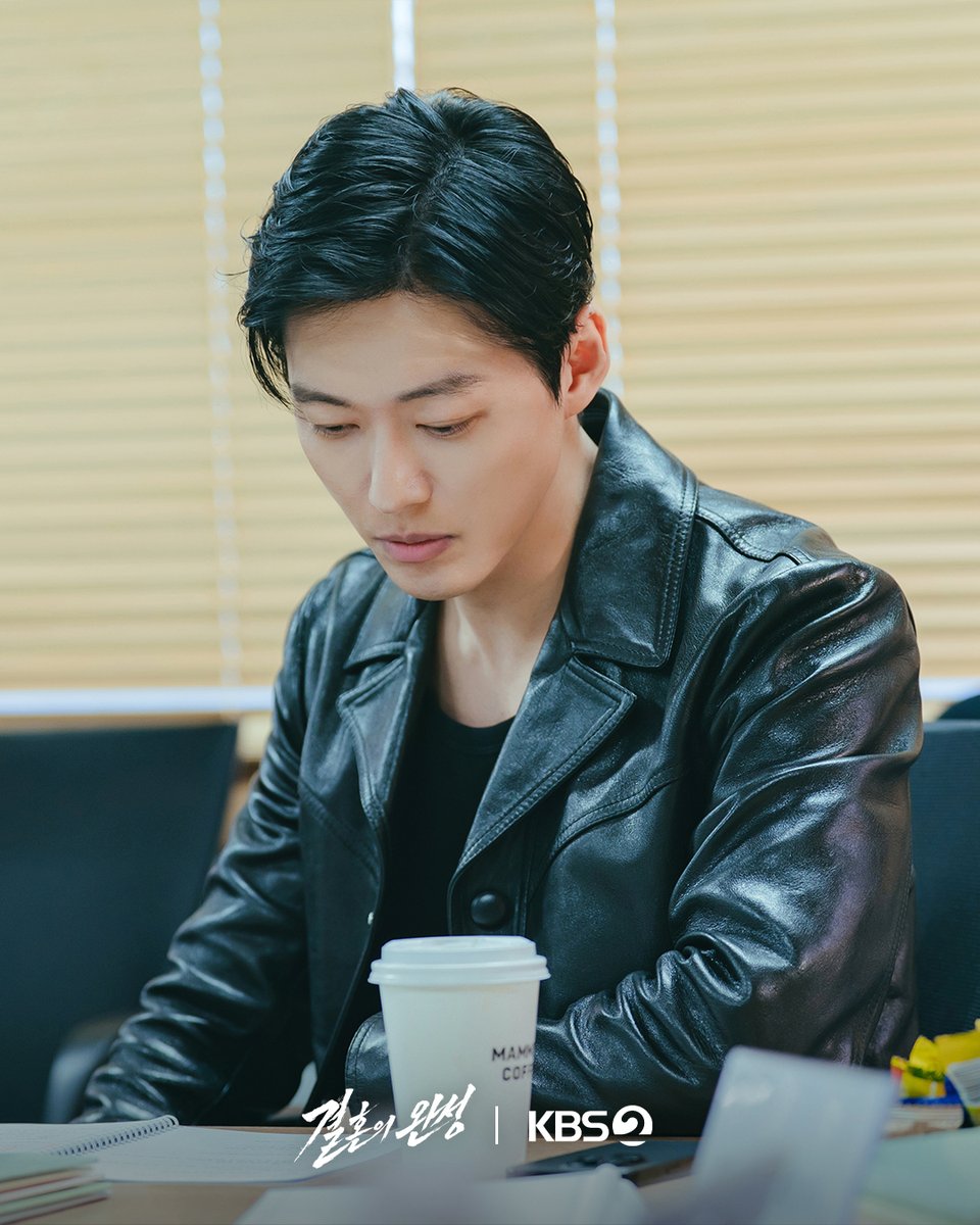 KBS_drama's tweet photo. [#결혼의완성] [📸]

압도적인 시너지가 돋보였던 첫 대본 리딩 현장
숨 막히는 범죄 스릴러의 시작🔥

🧨 이혼 직전 납치된 아내를 구하기 위해 인면수심의 범죄자와
극한 사투를 벌이게 된 한 남자의 위험천만한 범죄스릴러

KBS 2TV 새 토일 미니시리즈 [결혼의 완성]
7월 4일 (토) 밤 9시 20분 첫 방송

#KBS #KBS2 #KBSDRAMA #KDRAMA #결혼의완성 #TheHusband #남궁민 #김대명 #이설 #이상희