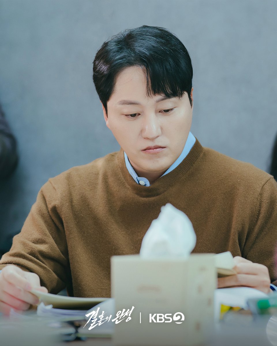 KBS_drama's tweet photo. [#결혼의완성] [📸]

압도적인 시너지가 돋보였던 첫 대본 리딩 현장
숨 막히는 범죄 스릴러의 시작🔥

🧨 이혼 직전 납치된 아내를 구하기 위해 인면수심의 범죄자와
극한 사투를 벌이게 된 한 남자의 위험천만한 범죄스릴러

KBS 2TV 새 토일 미니시리즈 [결혼의 완성]
7월 4일 (토) 밤 9시 20분 첫 방송

#KBS #KBS2 #KBSDRAMA #KDRAMA #결혼의완성 #TheHusband #남궁민 #김대명 #이설 #이상희