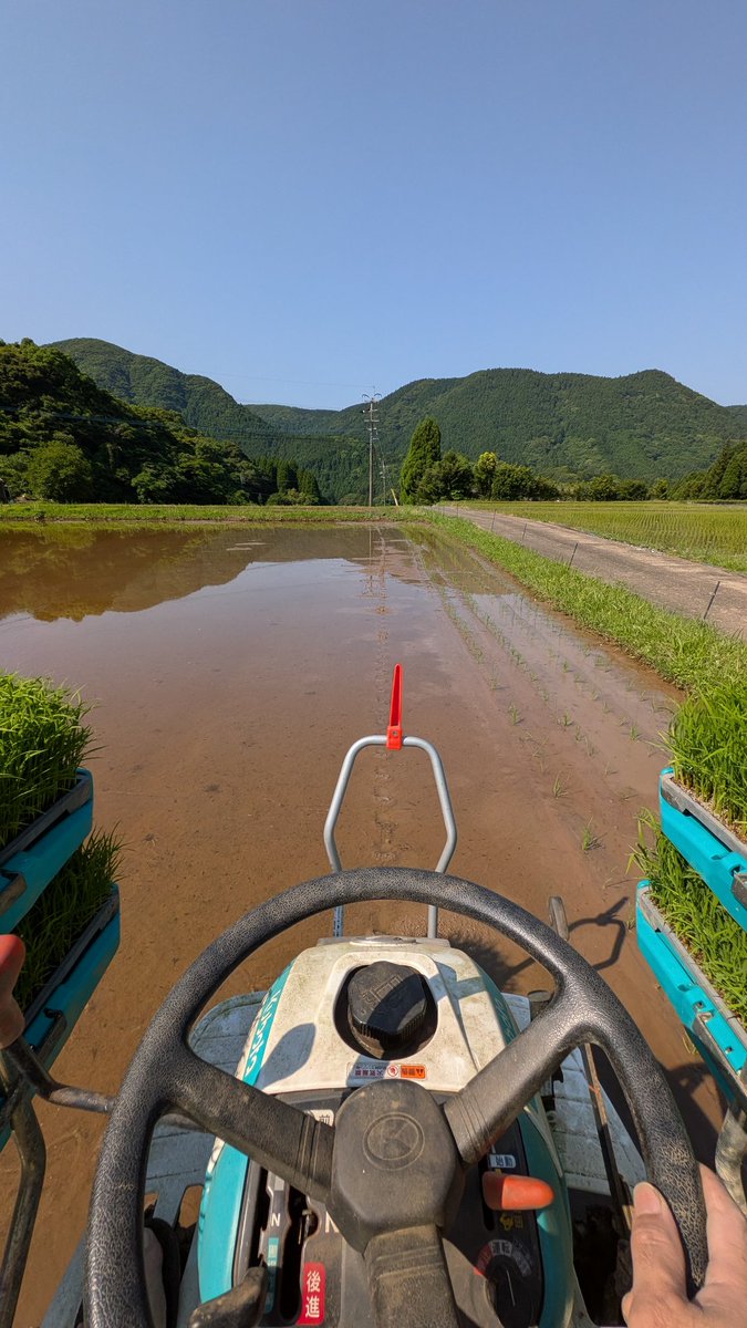 tomohira12's tweet photo. 昨日は田植えでした、焼けました。

うちは山ビューが素晴らしい思ってますが、島とかオーシャンビューの田植えも気持ち良さそうですね。 https://t.co/CXEb1zXIeo