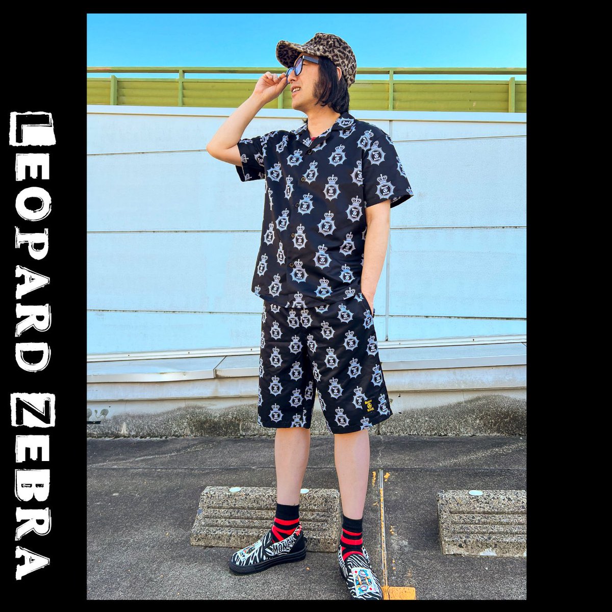 BEASTAROCK's tweet photo. ⚡️OPEN SHIRT『BEAST ROCK EMBLEM』⚡️

BEAST A ROCKのエンブレムを総柄で落とし込んだオープンシャツ。
クラシックな紋章柄を思わせるデザインで、
同柄のショートパンツと合わせれば大人っぽくクールな雰囲気のセットアップスタイルに。

Color：Black

Size：S / M / L / XL https://t.co/01r3tZRrkf