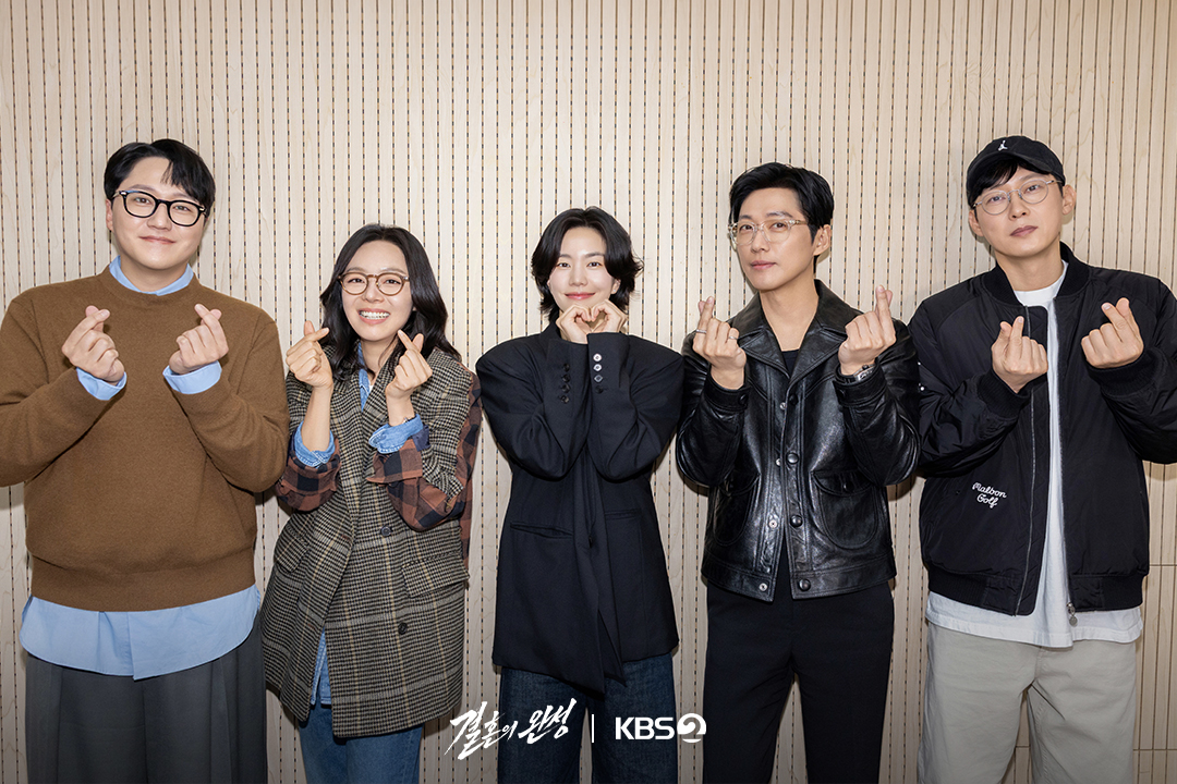 KBS_drama's tweet photo. [#결혼의완성] [📸]

압도적인 시너지가 돋보였던 첫 대본 리딩 현장
숨 막히는 범죄 스릴러의 시작🔥

🧨 이혼 직전 납치된 아내를 구하기 위해 인면수심의 범죄자와
극한 사투를 벌이게 된 한 남자의 위험천만한 범죄스릴러

KBS 2TV 새 토일 미니시리즈 [결혼의 완성]
7월 4일 (토) 밤 9시 20분 첫 방송

#KBS #KBS2 #KBSDRAMA #KDRAMA #결혼의완성 #TheHusband #남궁민 #김대명 #이설 #이상희
