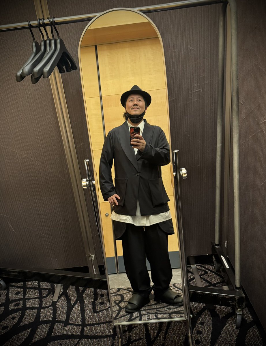 okubox9's tweet photo. 本日は光栄にもギャラクシー賞の司会進行。
今日の日のためにお洒落スーツを新調。笑
15:00から生配信も。お時間ある方は是非。
ラジオの生放送は東京から広島には戻れず。
広島FM 9ジラジOAは仲間たちにお任せ。
任せられる同志がいるって有り難い。感謝。
⇨ https://t.co/DDDSeDWSmj https://t.co/WShpKxKrDh