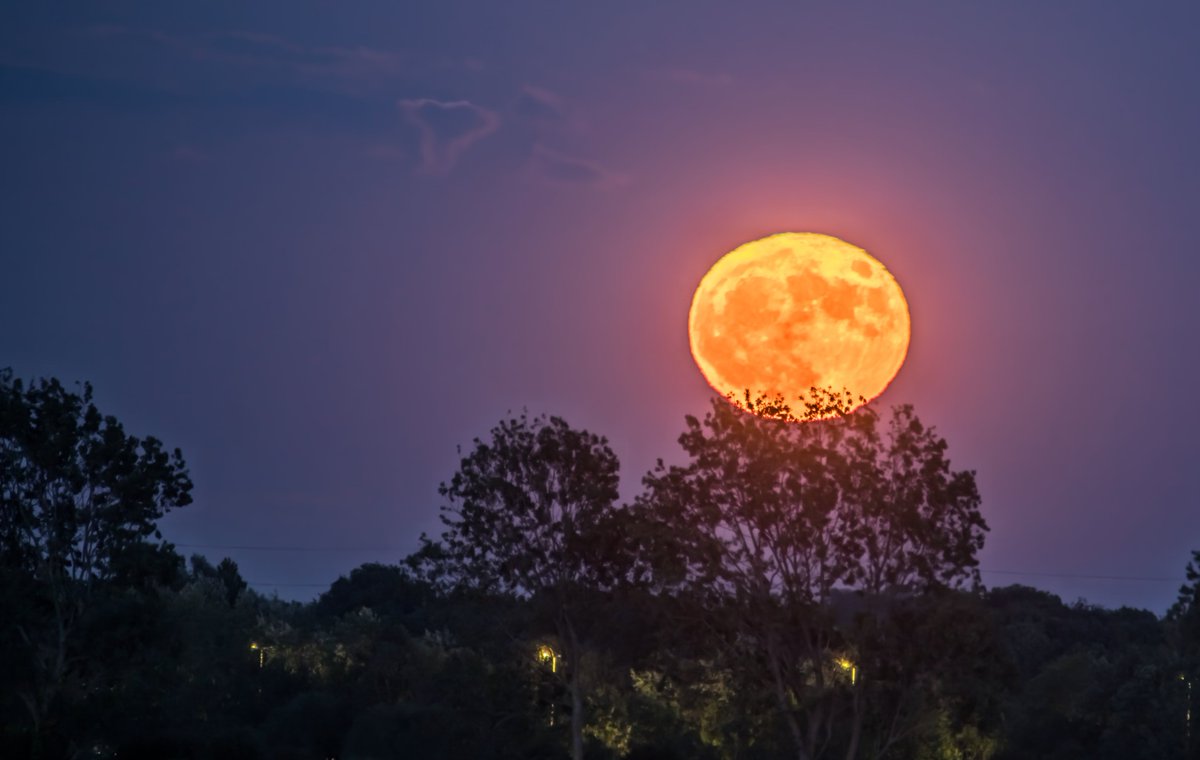 DarbsUK's tweet photo. @HollyJGreen Hi Holly Blue Moon over Herne Bay.
#hernebay #bluemoon https://t.co/j3ei0cifmP