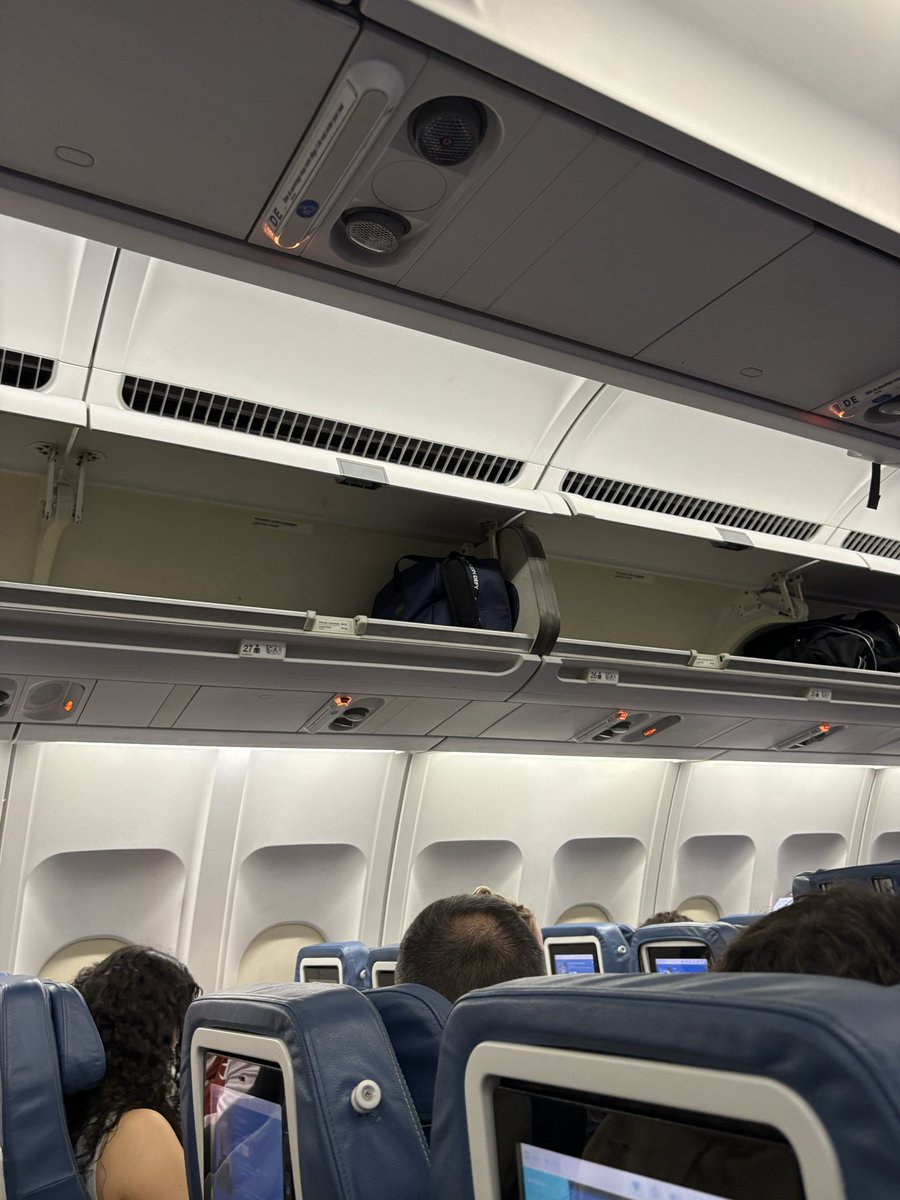 cbbbbbbbbb04's tweet photo. Air transat forced me to check my bag when is ample room left and I’m honna make this everyone’s problem. https://t.co/rhgXJg70D0