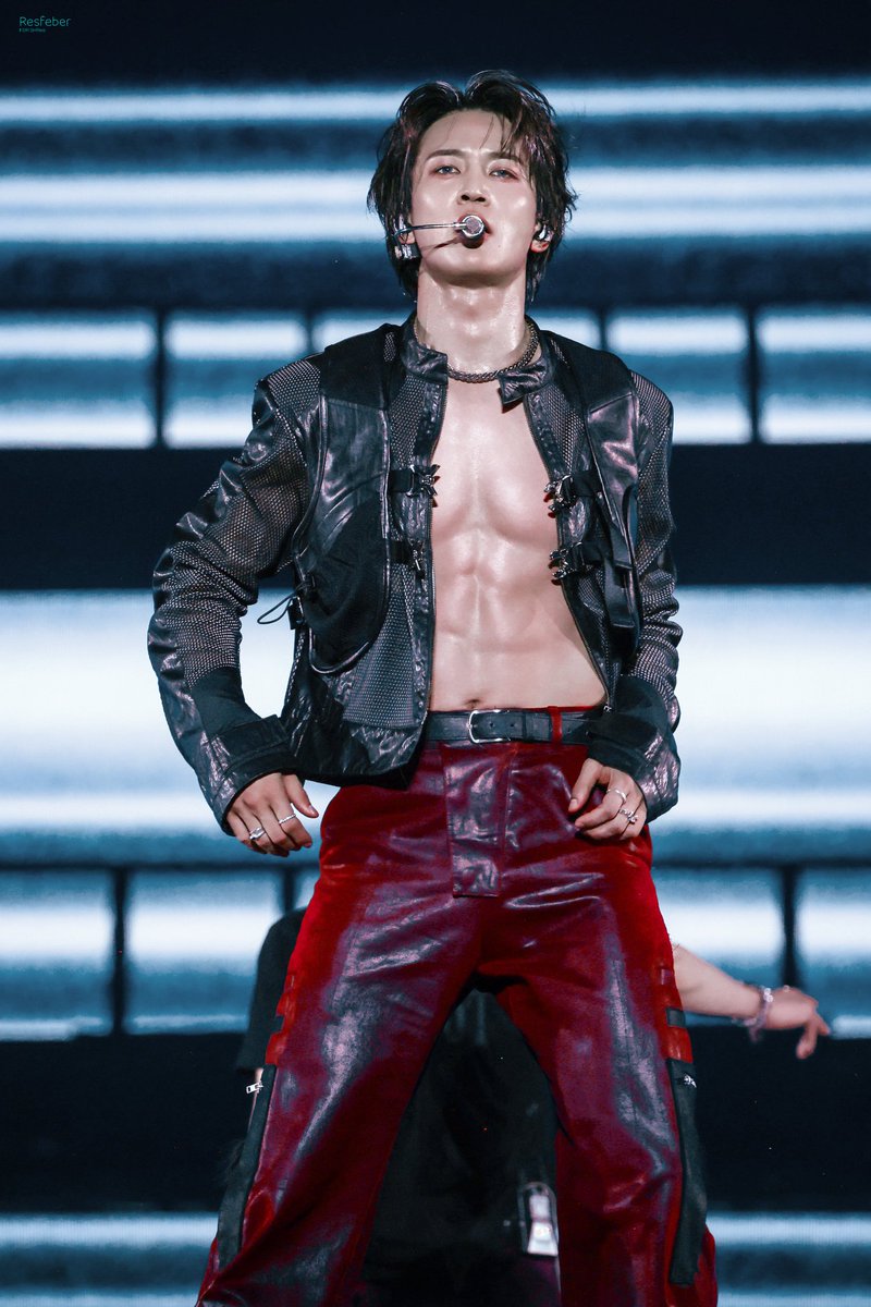 seiosdotaemin's tweet photo. eu sabia, EU SABIA que era uma questão de tempo pra essa quenga aparecer mostrando as tetas https://t.co/tnF3NU5S2R