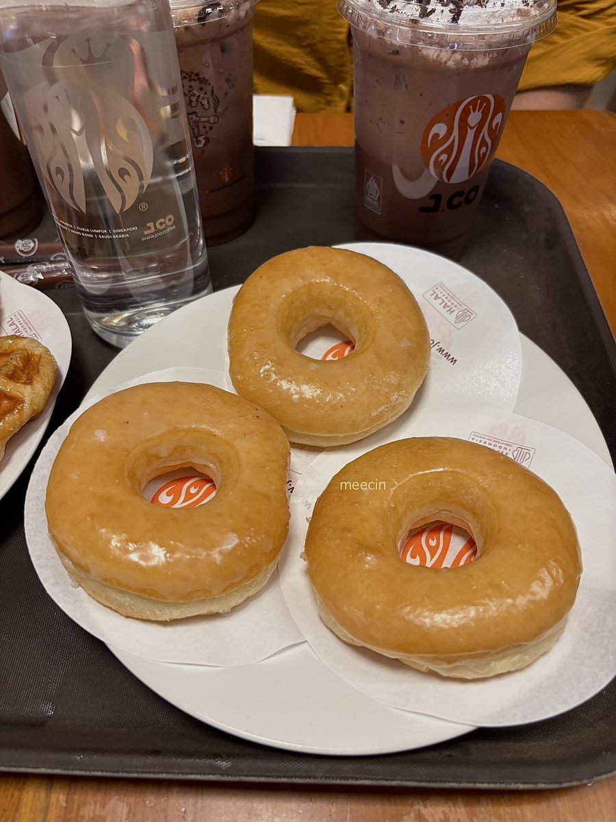meecin_'s tweet photo. Unpopular opinion: waffle jco lebih enak daripada donatnya. 😆
Nggak terlalu manis, kalau beli request tanpa fla. Cocok ditemani chocolate frappe yang dark chocolate. 🍫🧇

Btw, kenapa donat Glazee nggak dipajang di etalase, ya? https://t.co/NGPHD3BGKr