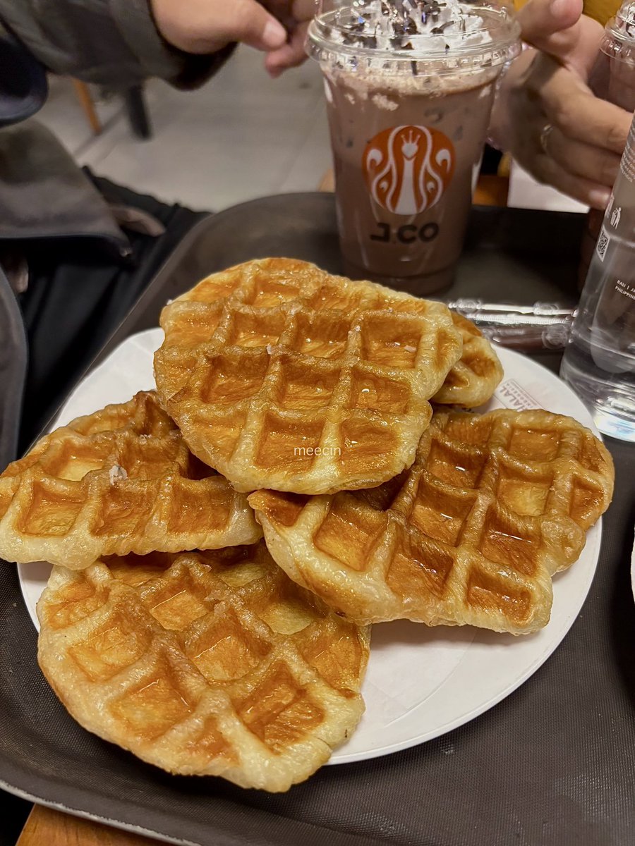 meecin_'s tweet photo. Unpopular opinion: waffle jco lebih enak daripada donatnya. 😆
Nggak terlalu manis, kalau beli request tanpa fla. Cocok ditemani chocolate frappe yang dark chocolate. 🍫🧇

Btw, kenapa donat Glazee nggak dipajang di etalase, ya? https://t.co/NGPHD3BGKr