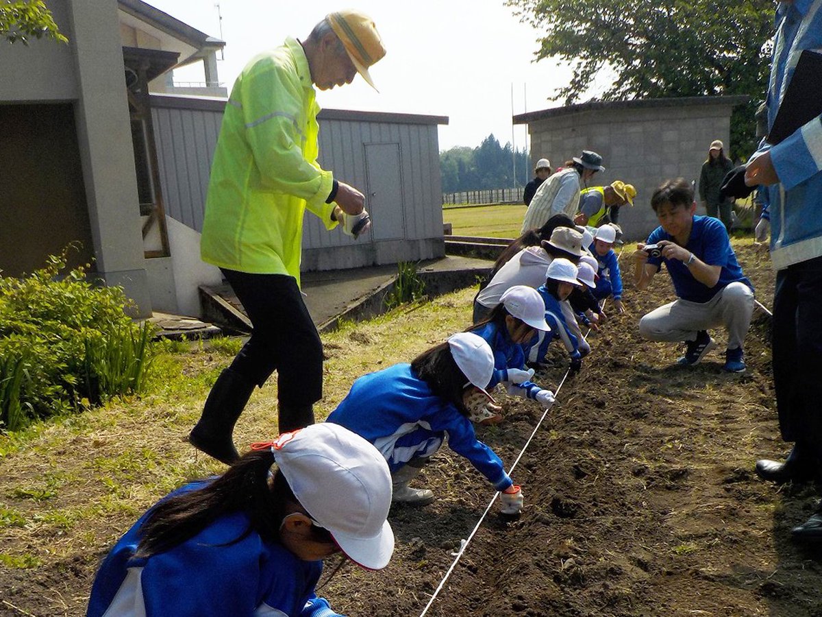 ypkoho's tweet photo. 【#村山警察署 ひまわりの絆プロジェクト】
5/14、村山警察署は、富並小学校やふたば大高根保育園のみなさんと一緒に、悲惨な交通事故をなく���、被害者支援の理解を深める「ひまわりの絆プロジェクト」を実施しました。参加者は、1件でも交通事故が減るように願い��込めてひまわりの種を植えました。 https://t.co/q6Mq8zhFkE