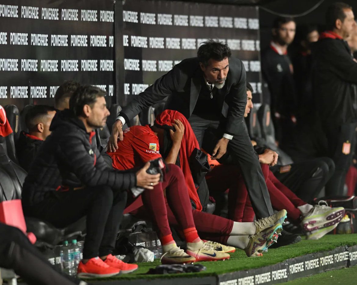 DakuPablo's tweet photo. #EDLP Pensar que hace, no menos de 8 meses, Tiago se retiraba así del último partido de local en 2025. El 10, el que gambetea, el que va para adelante, el que la pide siempre, el que hace goles, el que hoy es figura. RESILIENCIA. Si fue tu último baile, GRACIAS ETERNAS CAMPEÓN https://t.co/vwtKuwLc8p