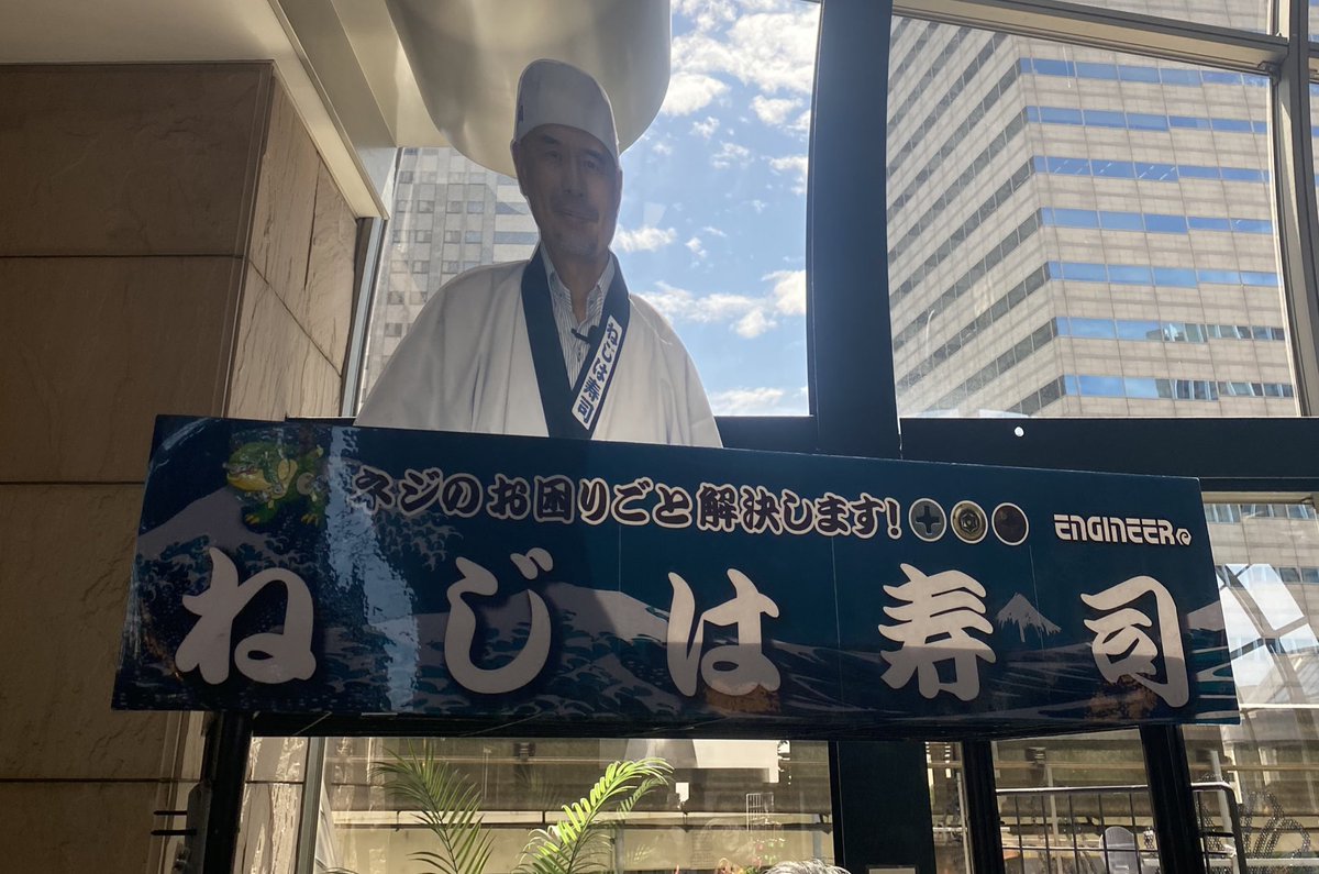 murakumo_arts's tweet photo. 先日、イベントで出展してたエンジニア(工具メーカー)さんにネジの工具穴壊した時の対処を聞いたのですが、ネジが突出してるのはプライヤーのネジザウルス、埋まってるネジはバズーカとネジモグラがオススメだそうです。
困った時はホームセンターや通販で探してみてください。 https://t.co/vlocSfUsUA