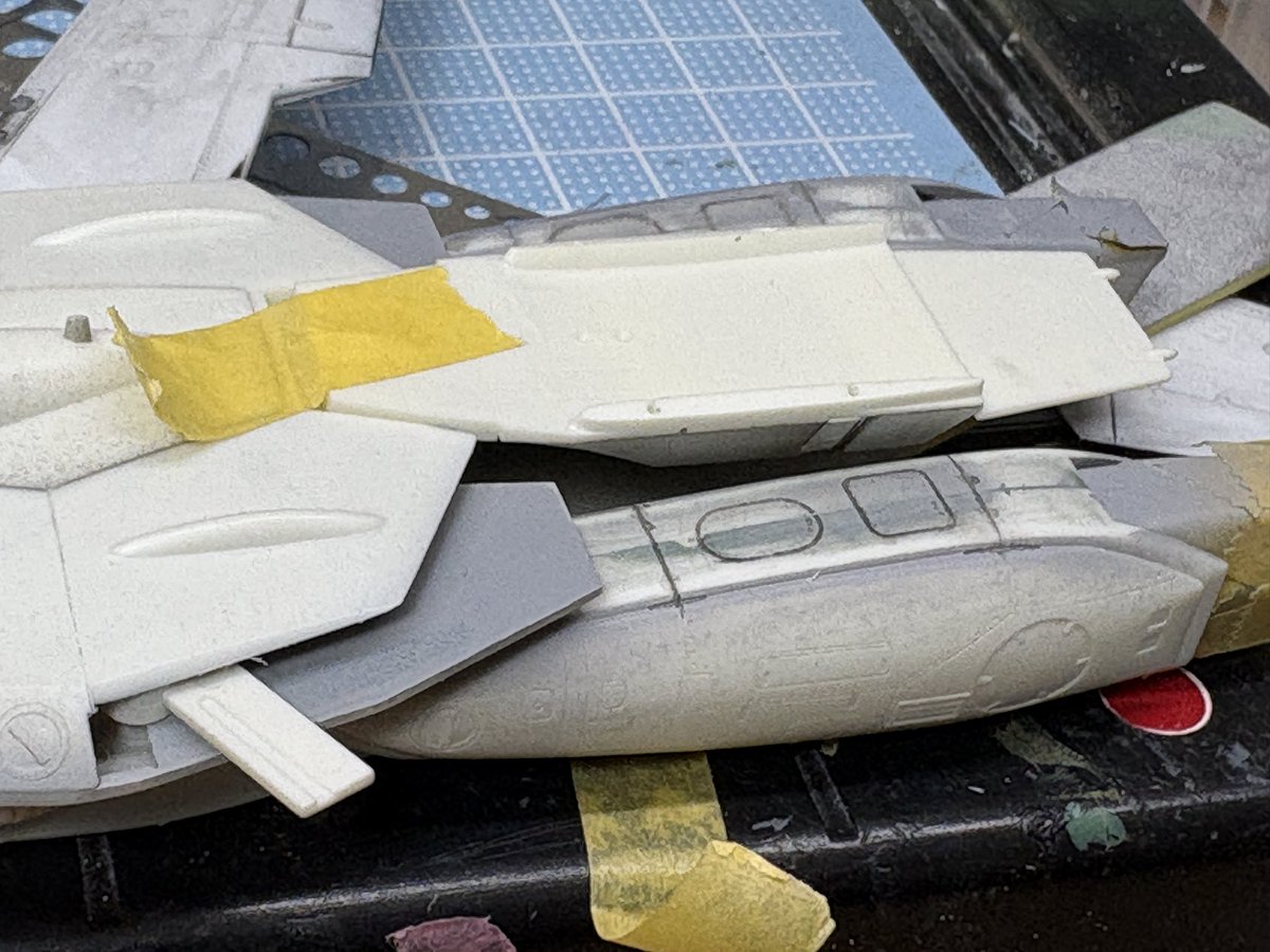 BA_MITOPL's tweet photo. プラモLABO中の人「こばちょろ先生」です。
みなさん、今週末はプラモデル作りましたか？
プラモLABO、どんどん利用してくださいね。
私のバルキ��ー エンジンナセル上にモールド掘りましたがやらない方が良かったかもと後悔してます(笑)
#ブックエース
#プラモLABO
#TSUTAYA
#ガンプラ
#マクロス https://t.co/u3WIY2WCfH