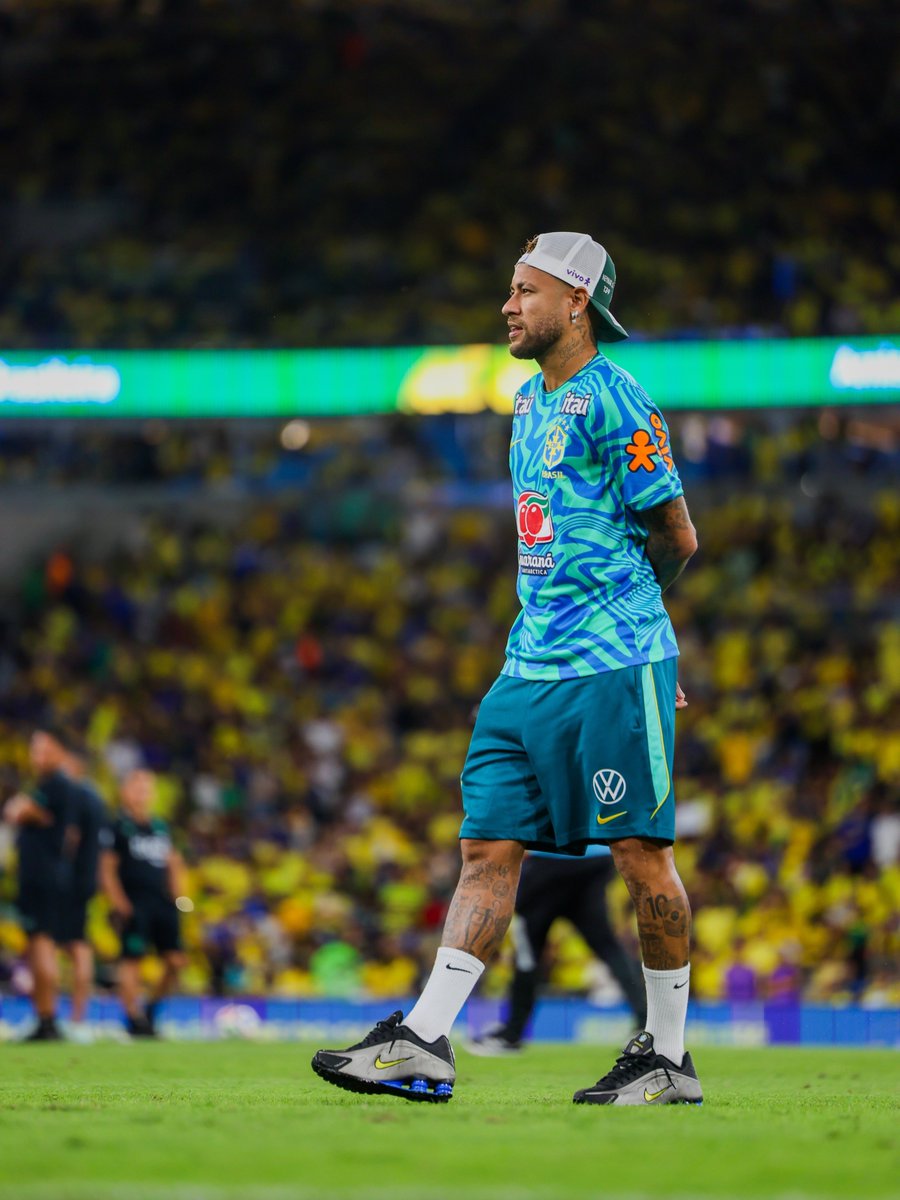 sdmlinks's tweet photo. Por que Neymar está usando Nike? 🤔💭

Muita gente estranhou ao ver Neymar usando Nike na Seleção, mas isso é completamente normal.

A Nike é a fornecedora oficial da CBF e os jogadores utilizam os itens fornecidos pela delegação em compromissos oficiais. Já as chuteiras seguem os contratos individuais de cada atleta.

O mesmo acontece com Cristiano Ronaldo: mesmo sendo atleta da Nike, ele veste uniformes e tênis da PUMA, patrocinadora de Portugal.