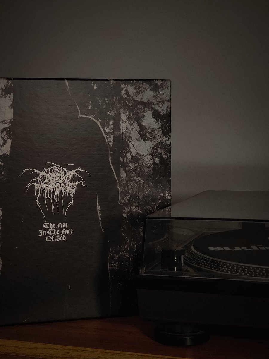 AnalogMan_'s tweet photo. Darkthrone - The Fist in the Face of God (9 LPs + DVD Box Set).

Belíssimo box comemorativo de 40 anos do Darkthrone,  incluindo edições remasterizadas dos clássicos,  livro com 48 páginas e DVD com entrevistas e uma apresentação ao vivo de 1996. https://t.co/pV8EyLEuBB