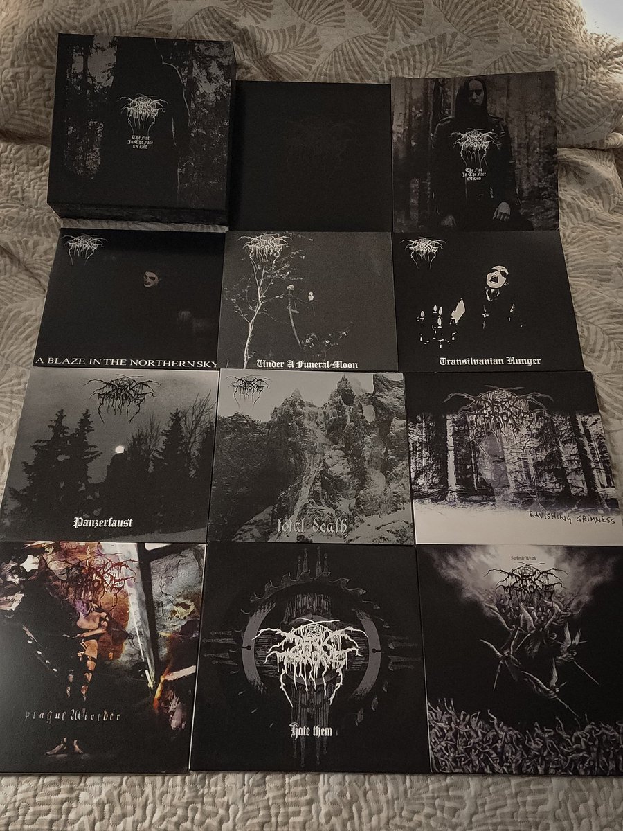 AnalogMan_'s tweet photo. Darkthrone - The Fist in the Face of God (9 LPs + DVD Box Set).

Belíssimo box comemorativo de 40 anos do Darkthrone,  incluindo edições remasterizadas dos clássicos,  livro com 48 páginas e DVD com entrevistas e uma apresentação ao vivo de 1996. https://t.co/pV8EyLEuBB