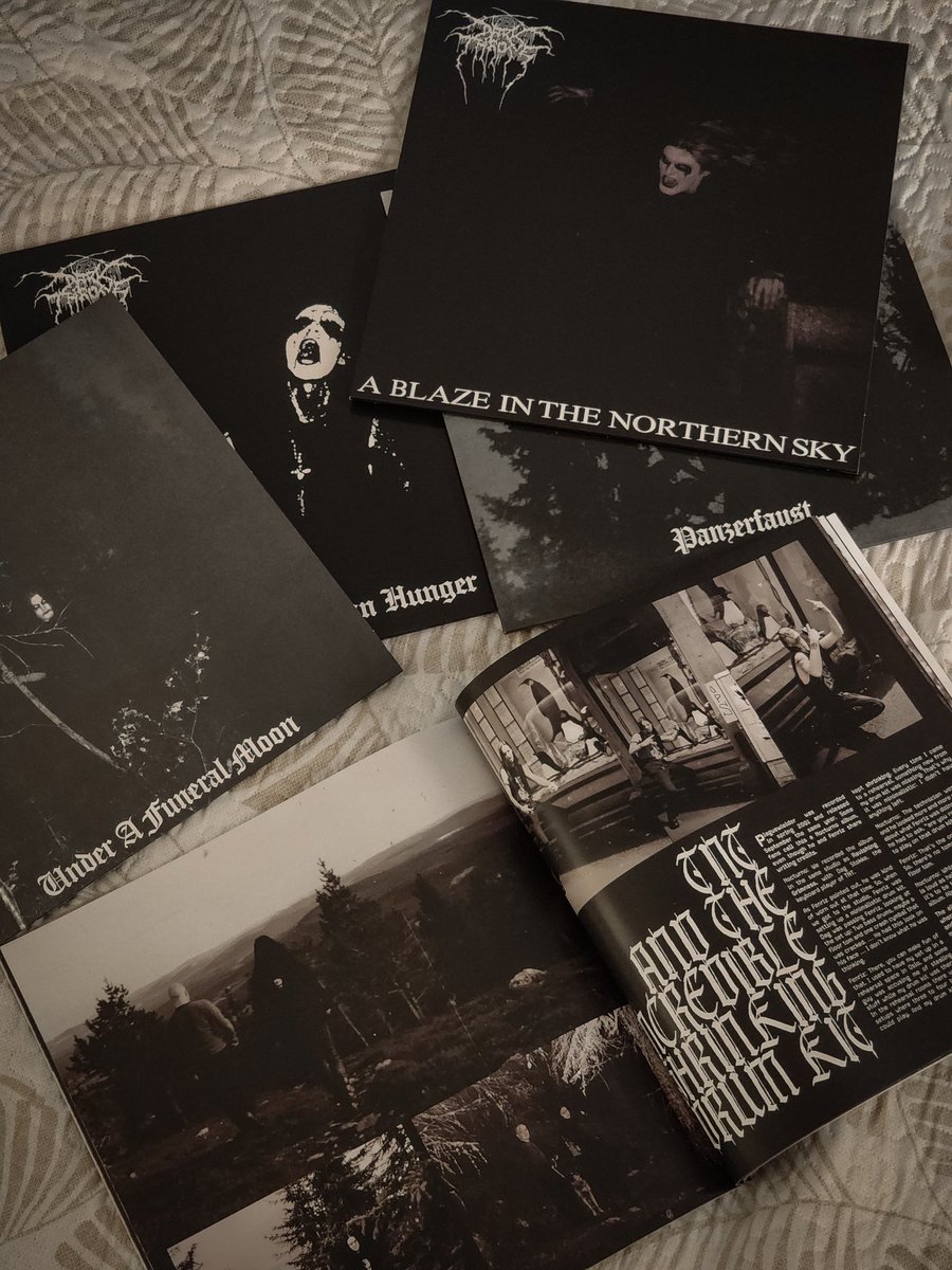 AnalogMan_'s tweet photo. Darkthrone - The Fist in the Face of God (9 LPs + DVD Box Set).

Belíssimo box comemorativo de 40 anos do Darkthrone,  incluindo edições remasterizadas dos clássicos,  livro com 48 páginas e DVD com entrevistas e uma apresentação ao vivo de 1996. https://t.co/pV8EyLEuBB