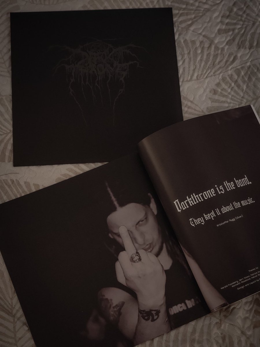 AnalogMan_'s tweet photo. Darkthrone - The Fist in the Face of God (9 LPs + DVD Box Set).

Belíssimo box comemorativo de 40 anos do Darkthrone,  incluindo edições remasterizadas dos clássicos,  livro com 48 páginas e DVD com entrevistas e uma apresentação ao vivo de 1996. https://t.co/pV8EyLEuBB