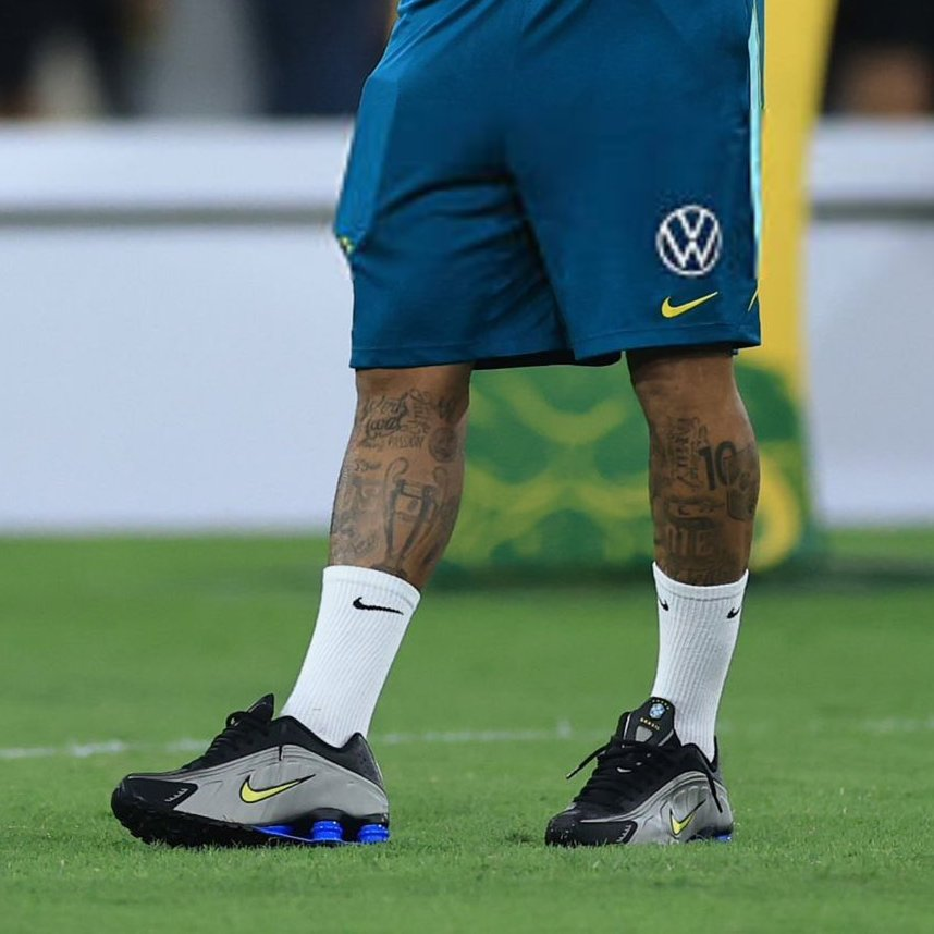 sdmlinks's tweet photo. Por que Neymar está usando Nike? 🤔💭

Muita gente estranhou ao ver Neymar usando Nike na Seleção, mas isso é completamente normal.

A Nike é a fornecedora oficial da CBF e os jogadores utilizam os itens fornecidos pela delegação em compromissos oficiais. Já as chuteiras seguem os contratos individuais de cada atleta.

O mesmo acontece com Cristiano Ronaldo: mesmo sendo atleta da Nike, ele veste uniformes e tênis da PUMA, patrocinadora de Portugal.