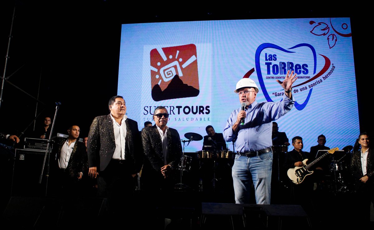 TechitoBruce's tweet photo. 🍇🎶 Vecinos, así se vivió la tercera noche del 88.° Festival de la Vendimia Surcana.

N’Samble, Los Conquistadores de la Salsa y otros artistas hicieron vibrar nuestra Plaza de Armas con una noche llena de música y alegría. Y como gran cierre de la jornada, Los Hermanos Yaipén pusieron a cantar y bailar a miles de vecinos y visitantes. 💃🕺✨

#SurcoEstáMejorYSeNota #SurcoEsTradición #CarlosBruce #TechitoBruce