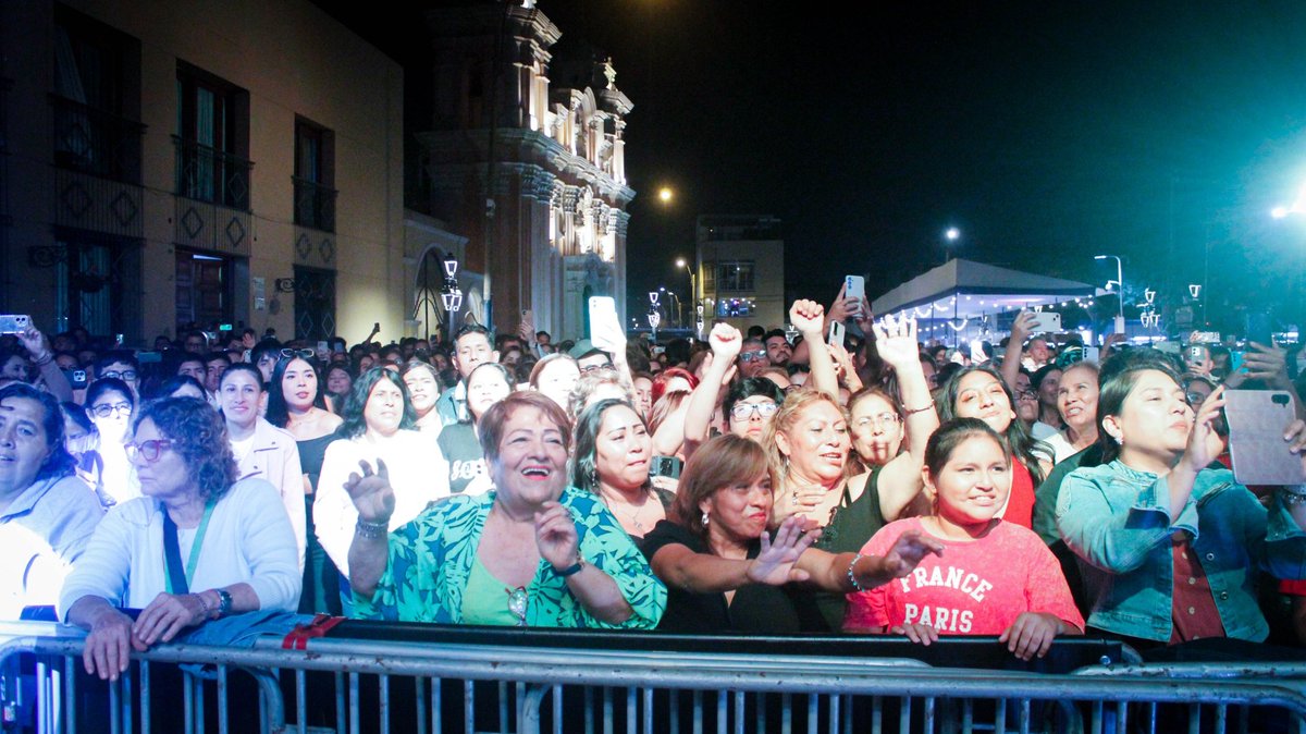 TechitoBruce's tweet photo. 🍇🎶 Vecinos, así se vivió la tercera noche del 88.° Festival de la Vendimia Surcana.

N’Samble, Los Conquistadores de la Salsa y otros artistas hicieron vibrar nuestra Plaza de Armas con una noche llena de música y alegría. Y como gran cierre de la jornada, Los Hermanos Yaipén pusieron a cantar y bailar a miles de vecinos y visitantes. 💃🕺✨

#SurcoEstáMejorYSeNota #SurcoEsTradición #CarlosBruce #TechitoBruce