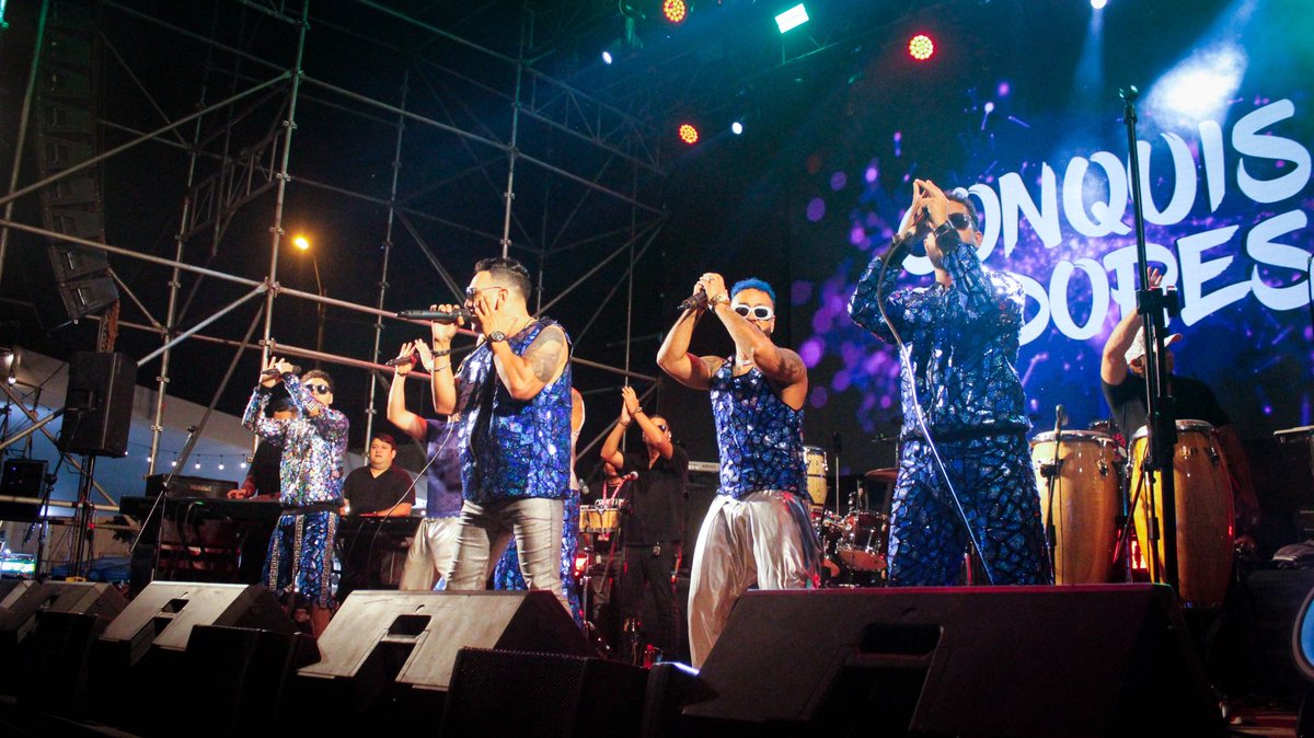 TechitoBruce's tweet photo. 🍇🎶 Vecinos, así se vivió la tercera noche del 88.° Festival de la Vendimia Surcana.

N’Samble, Los Conquistadores de la Salsa y otros artistas hicieron vibrar nuestra Plaza de Armas con una noche llena de música y alegría. Y como gran cierre de la jornada, Los Hermanos Yaipén pusieron a cantar y bailar a miles de vecinos y visitantes. 💃🕺✨

#SurcoEstáMejorYSeNota #SurcoEsTradición #CarlosBruce #TechitoBruce