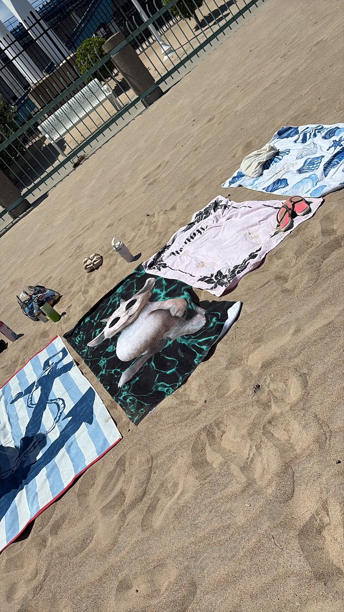 _tellmewereokay's tweet photo. take clikkies to the beach https://t.co/esoV5J3ndf