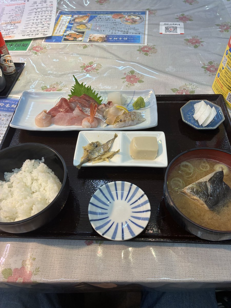 tomotaga31's tweet photo. 朝から海鮮頂いてます🐟 https://t.co/C689rTr9te