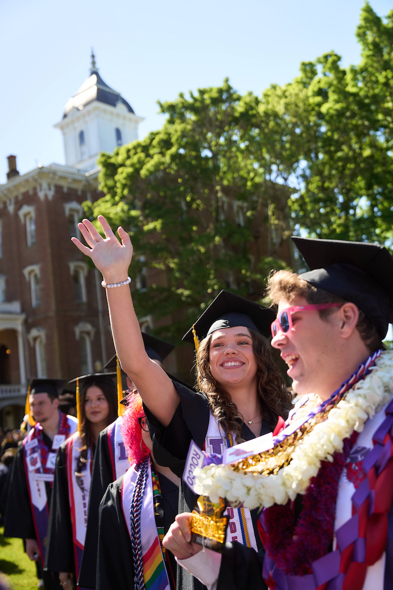 LinfieldUniv's tweet photo. From first-year move-in to Commencement Day. 🎓

The Class of 2026 found mentors, lifelong friends, new perspectives and big opportunities along the way. See how they're carrying Linfield forward: https://t.co/ZYKMe1cE4Z

#Linfield2026 #LinfieldGrad https://t.co/1yjRpoMYYc