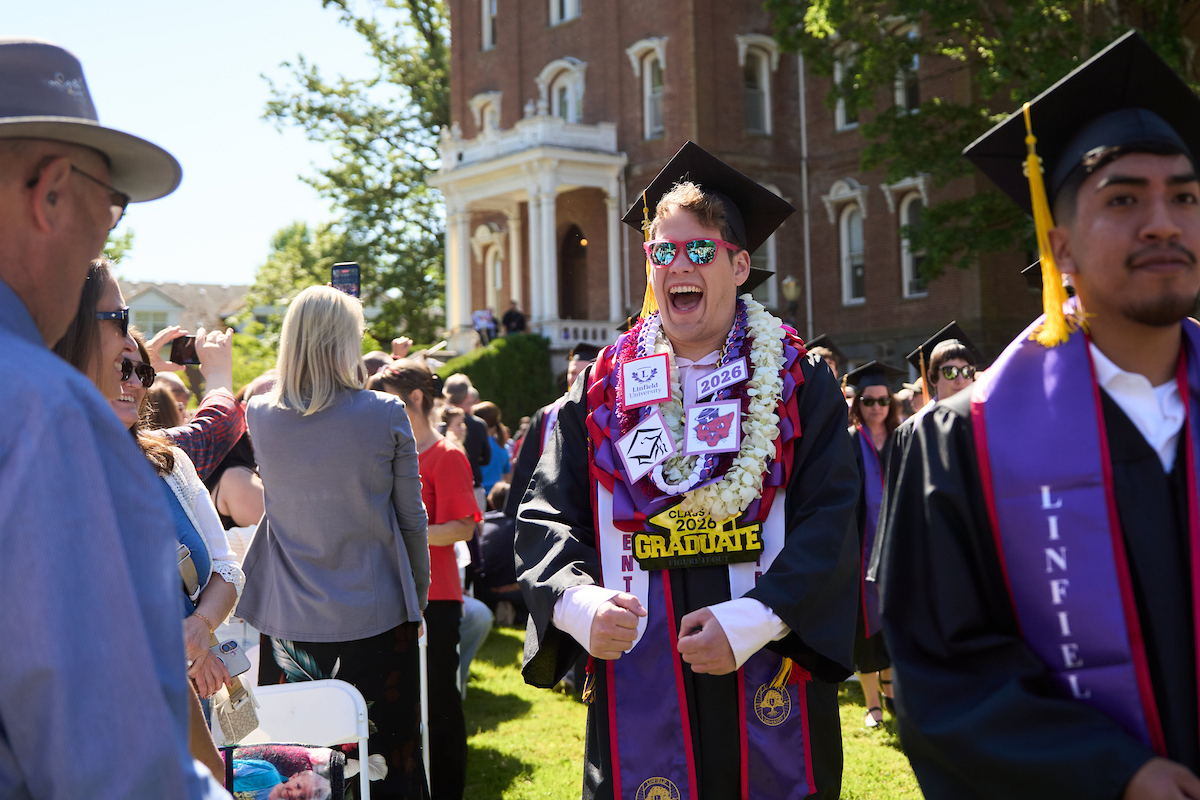 LinfieldUniv's tweet photo. From first-year move-in to Commencement Day. 🎓

The Class of 2026 found mentors, lifelong friends, new perspectives and big opportunities along the way. See how they're carrying Linfield forward: https://t.co/ZYKMe1cE4Z

#Linfield2026 #LinfieldGrad https://t.co/1yjRpoMYYc
