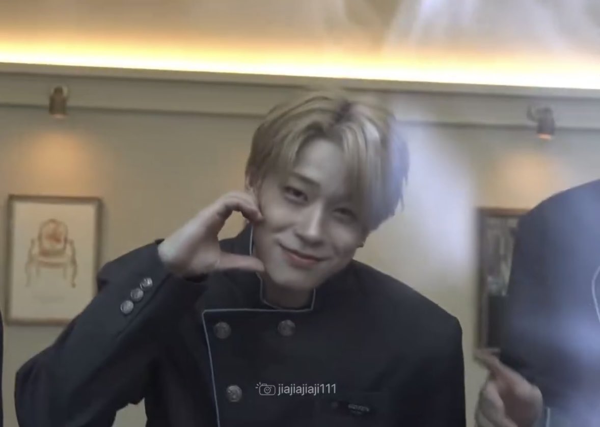 슈 tweet media