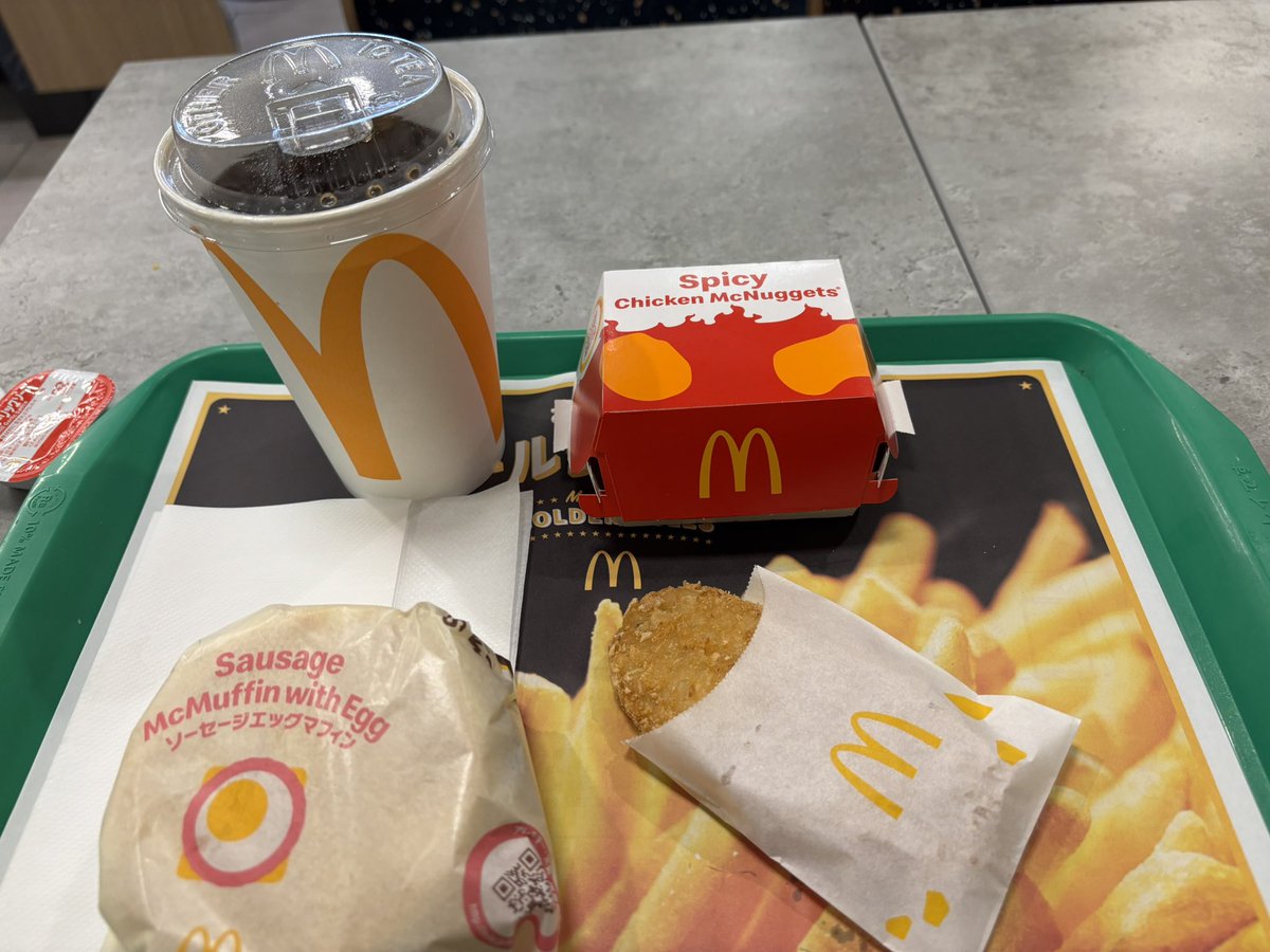 same050107's tweet photo. 初の18時間労働を終えて朝マック食らう https://t.co/upUO0IDcKX