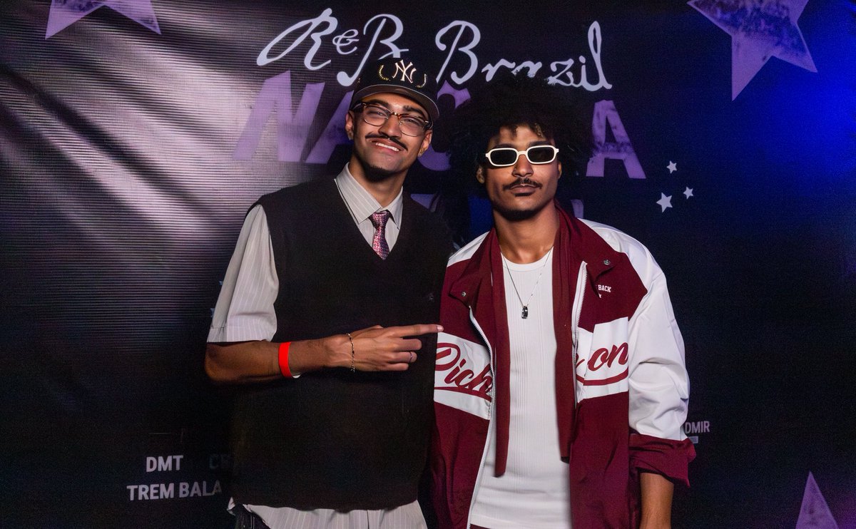 meudeusvey's tweet photo. um ano e meio depois pude prestigiar ele receber um prêmio da rnb Brasil 

@iamRyanFidelis você é fenômeno irmão, honra máxima te conhecer pessoalmente 🙏🤍 https://t.co/FaAguaN5IZ