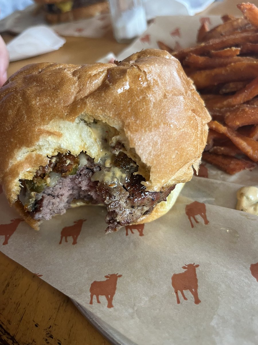 rydercollins05's tweet photo. @BarstoolBigCat burger place with real burgers https://t.co/iII2eWGvKu