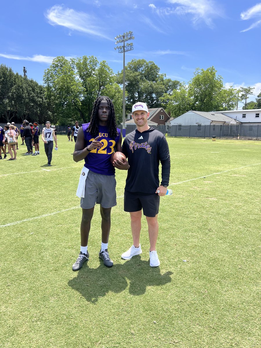 KamauriJ09's tweet photo. Had a great day at camp, first one of the season. Had a great convo with @JordanDavisECU. Ready to get back to work Monday!

@FCHSfootball21 @theodavis95 @BallCoachBoyd @QB1_Athletics @coachJayB_8 https://t.co/zQ59bKA0x2