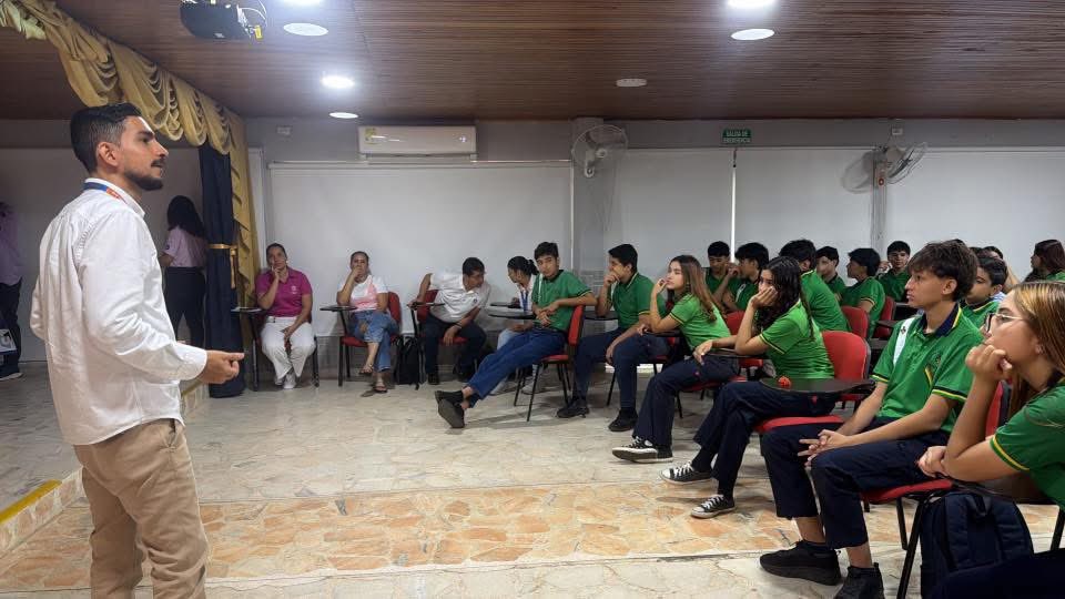 DIAFER07's tweet photo. @ElOIRdelaRegion @UNAD_ZonaSur @UniversidadUNAD #CSS aportando al bienestar y educación a los estudiantes de bachiller del @iedjosemarti en la @UNAD_ZonaSur https://t.co/wxIQ7HIUq1