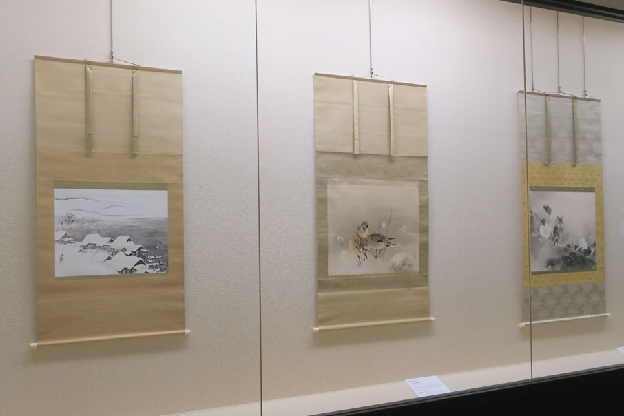 adachimuseum's tweet photo. 【夏季特別展 併催のお知らせ①】
小展示室では、静けさが感じられる穏やかな場面が描かれた作品と、対照的に躍動感のある題材が描かれた作品を展示しています。「静」と「動」の作品を比較しながらご鑑賞ください。
🔗https://t.co/TljyYADTc9 https://t.co/Ex4t54k2vt