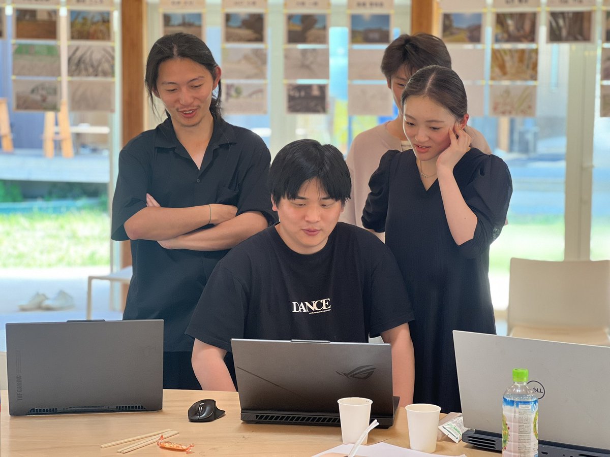 ryuji_fujimura's tweet photo. グループに、分かれAIを駆使してSBCをひとつの映像作品にする課題。松川研のメンバーがそれぞれのグループワークを統合し、ひとつの動画が繋がったのを試写してる瞬間におお、と声を上げながらわくわくしているのが微笑ましかった。ポリオニマスを指揮するアーキテクトチーム、お疲れ様でした。 https://t.co/MHMZmQWyXd